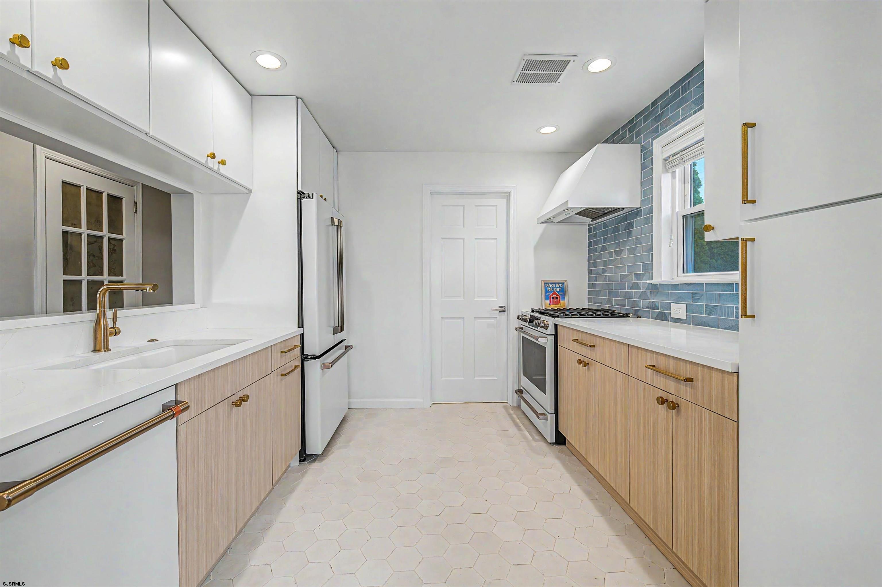 205 N Delavan Ave