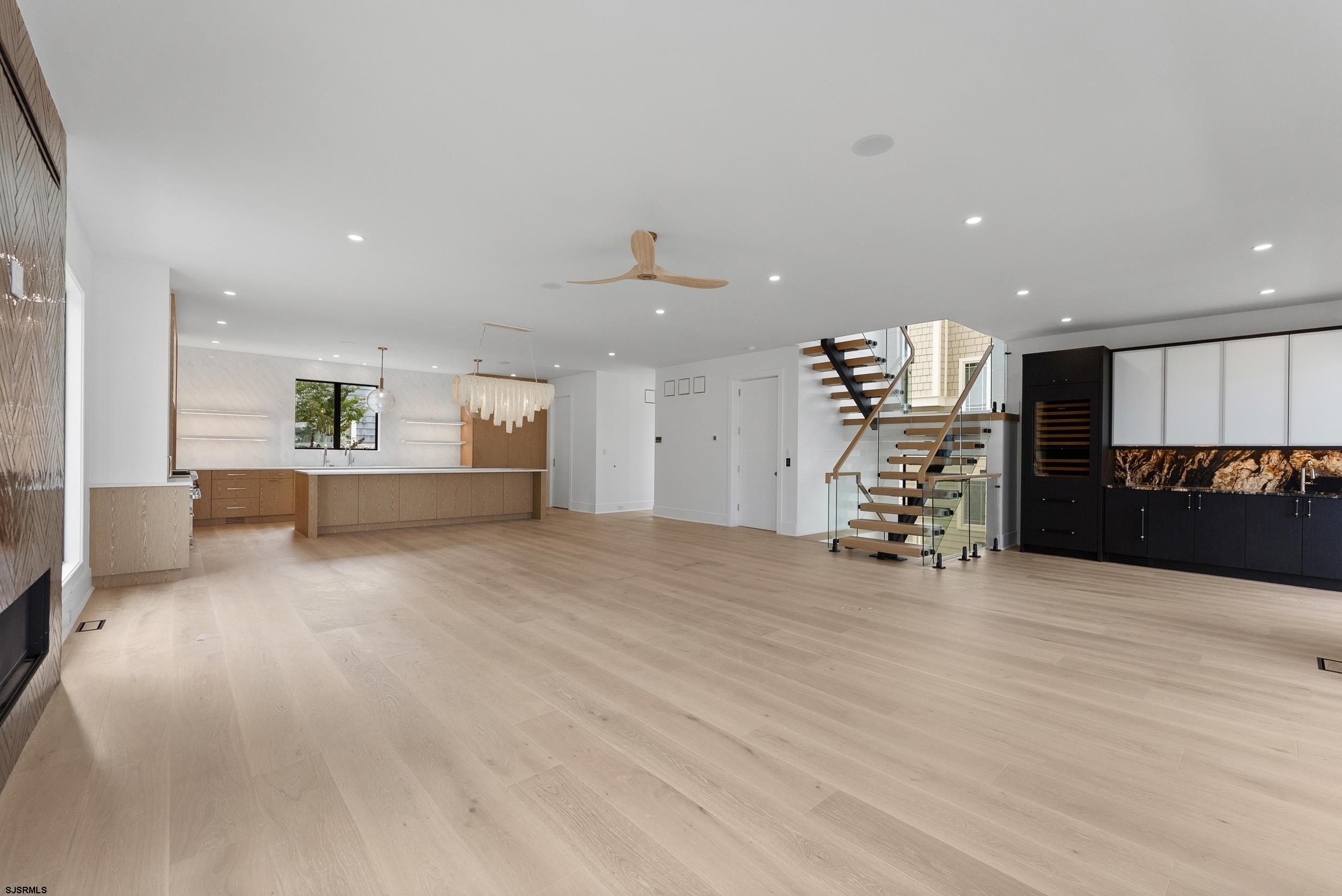 104 S Thurlow Ave