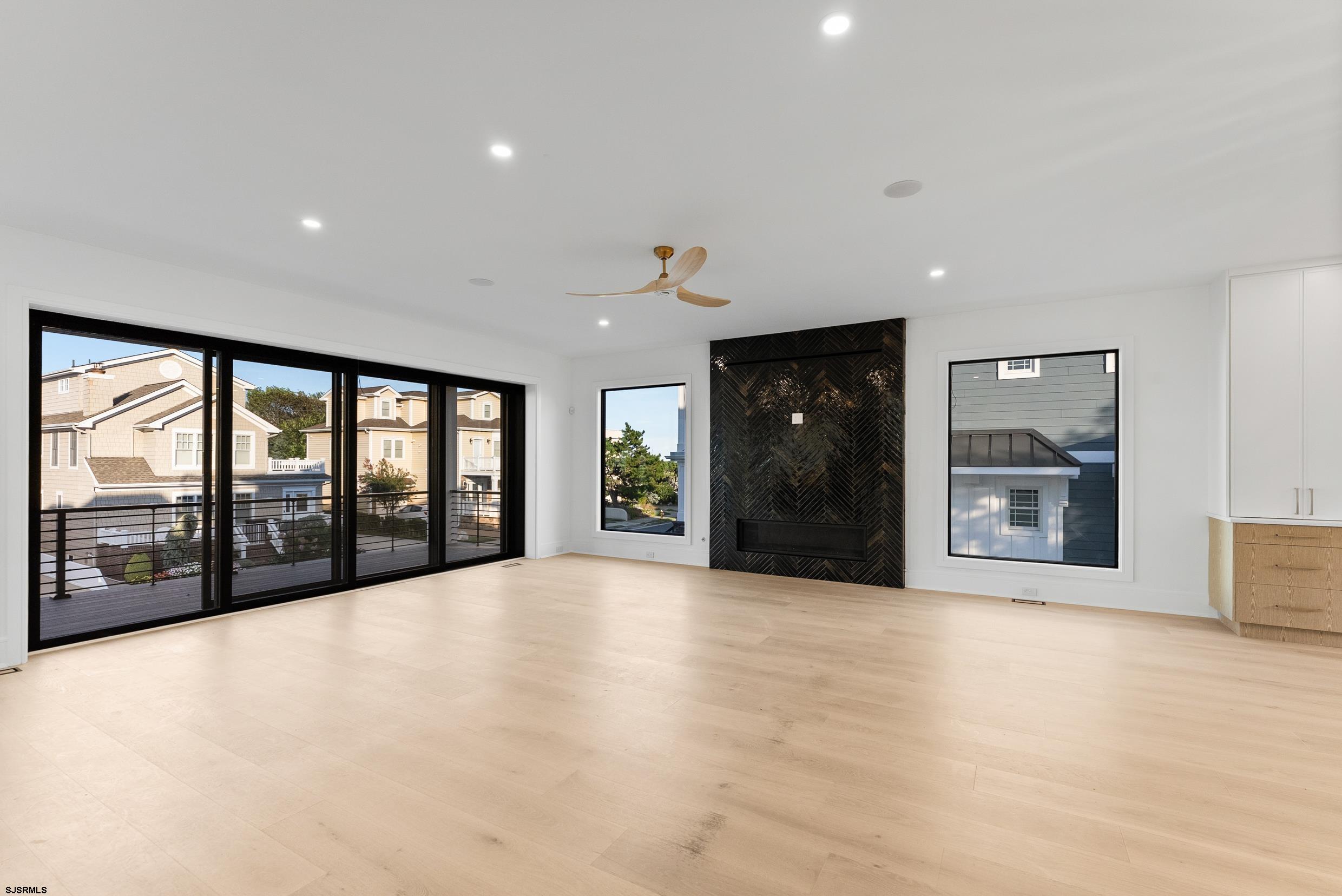 104 S Thurlow Ave