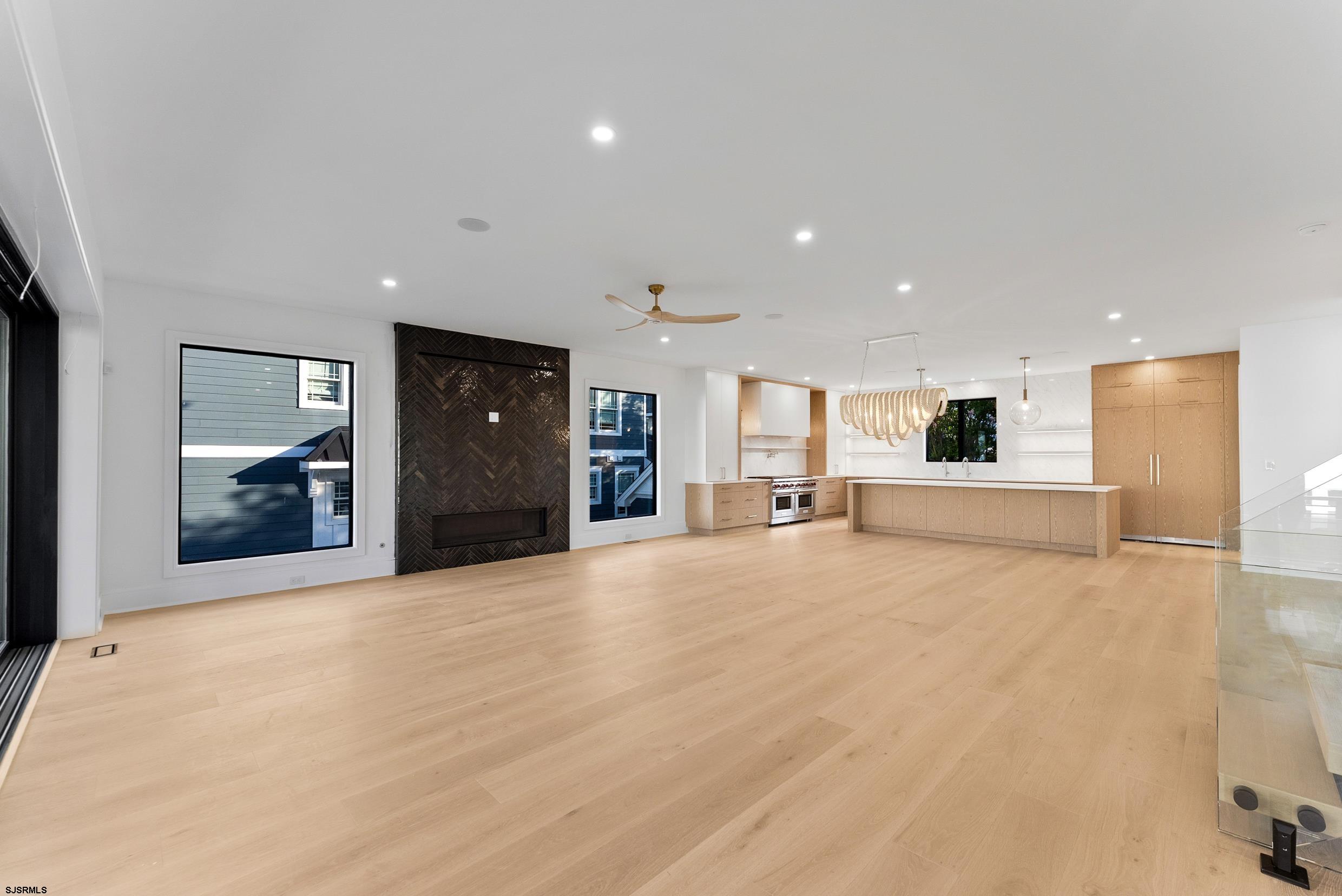 104 S Thurlow Ave