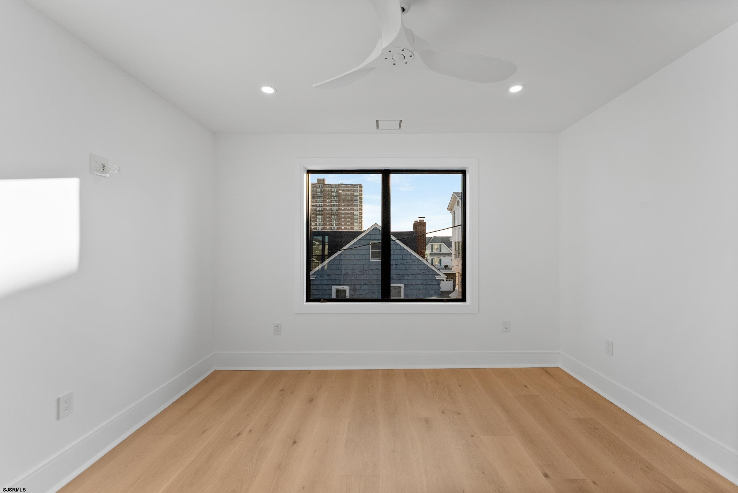 104 S Thurlow Ave