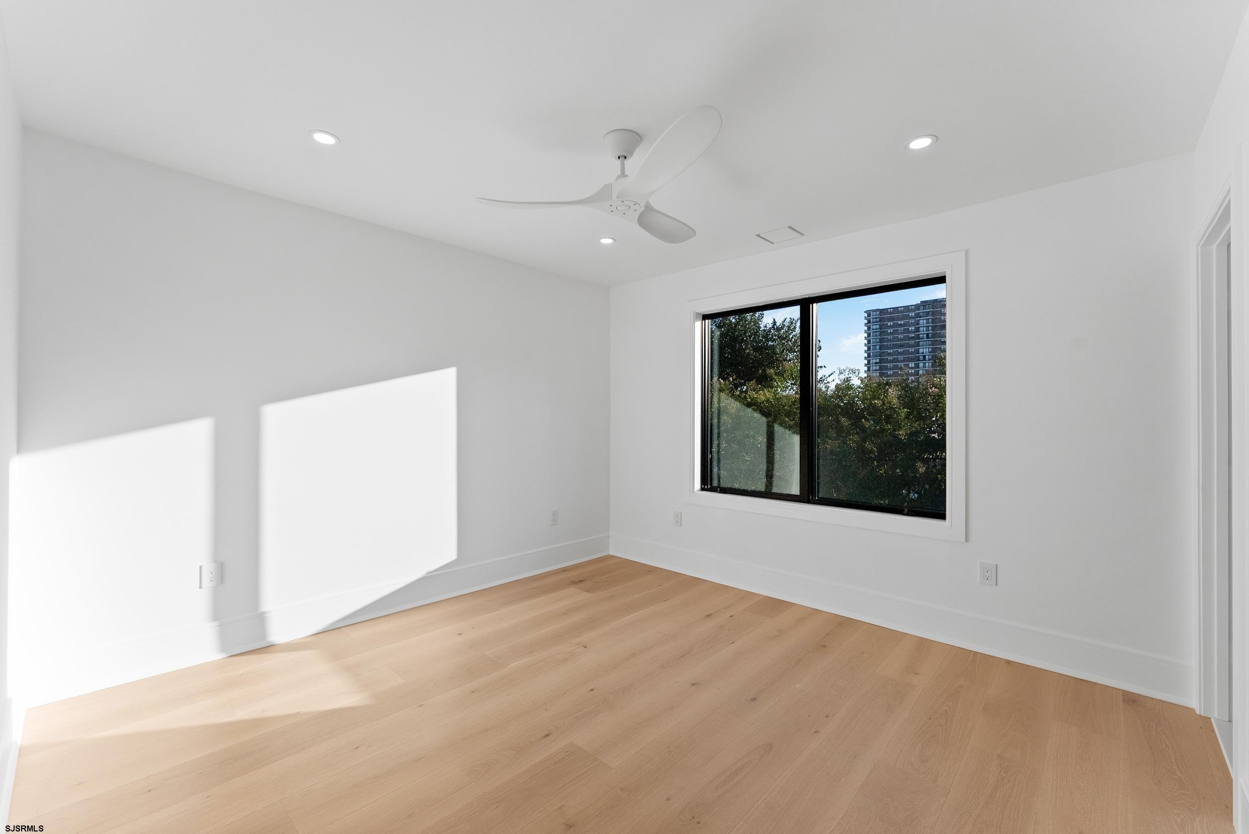 104 S Thurlow Ave