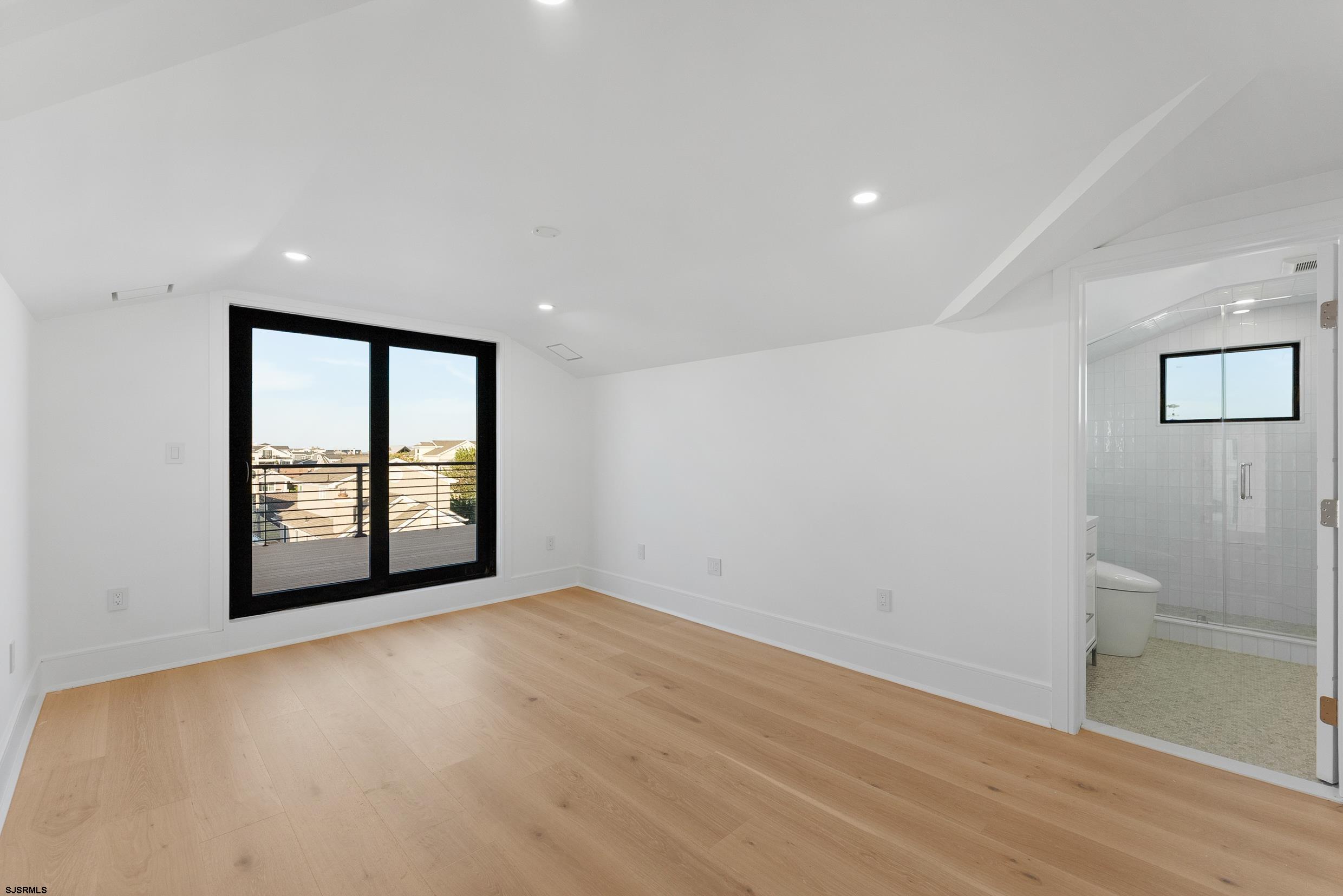 104 S Thurlow Ave