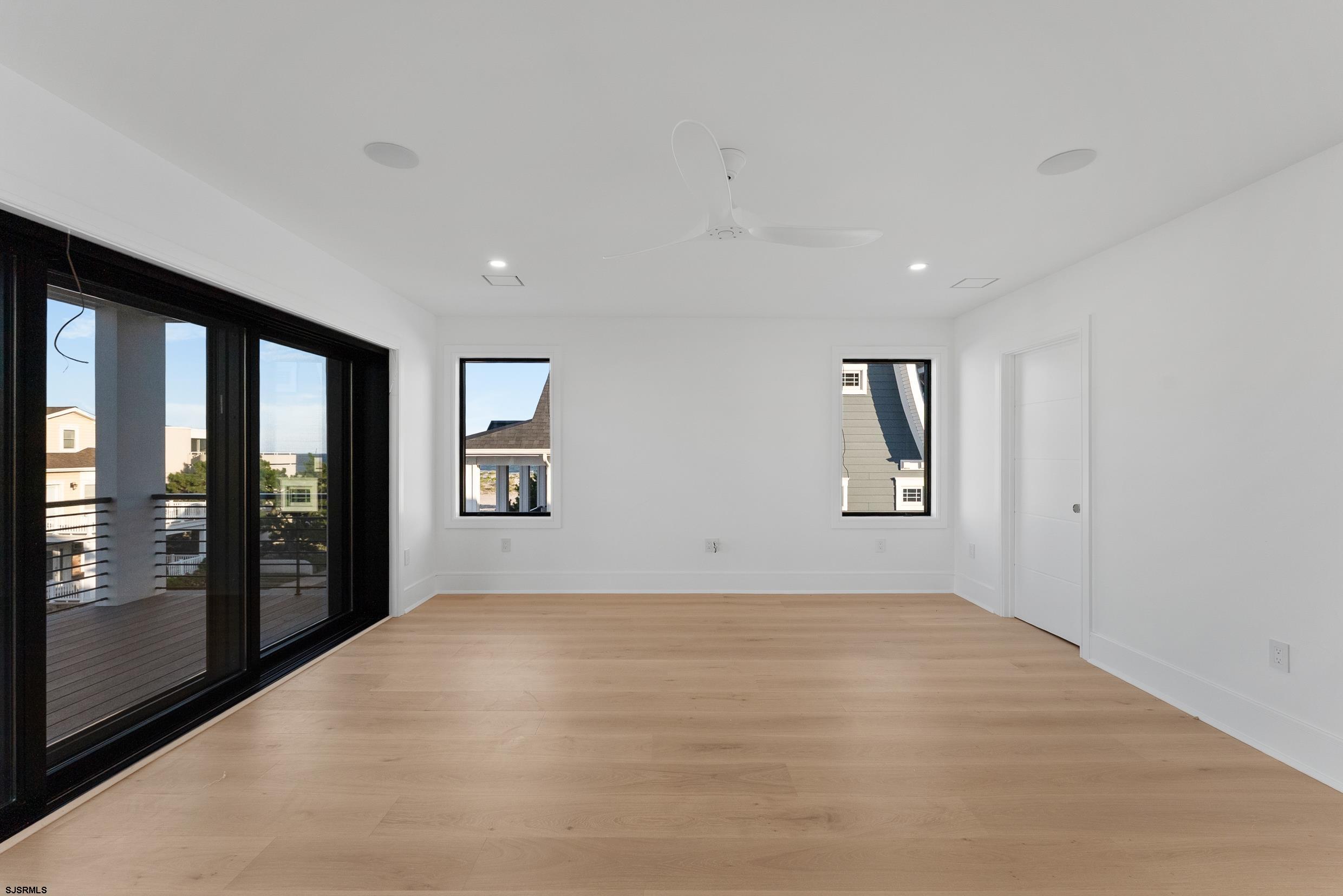 104 S Thurlow Ave