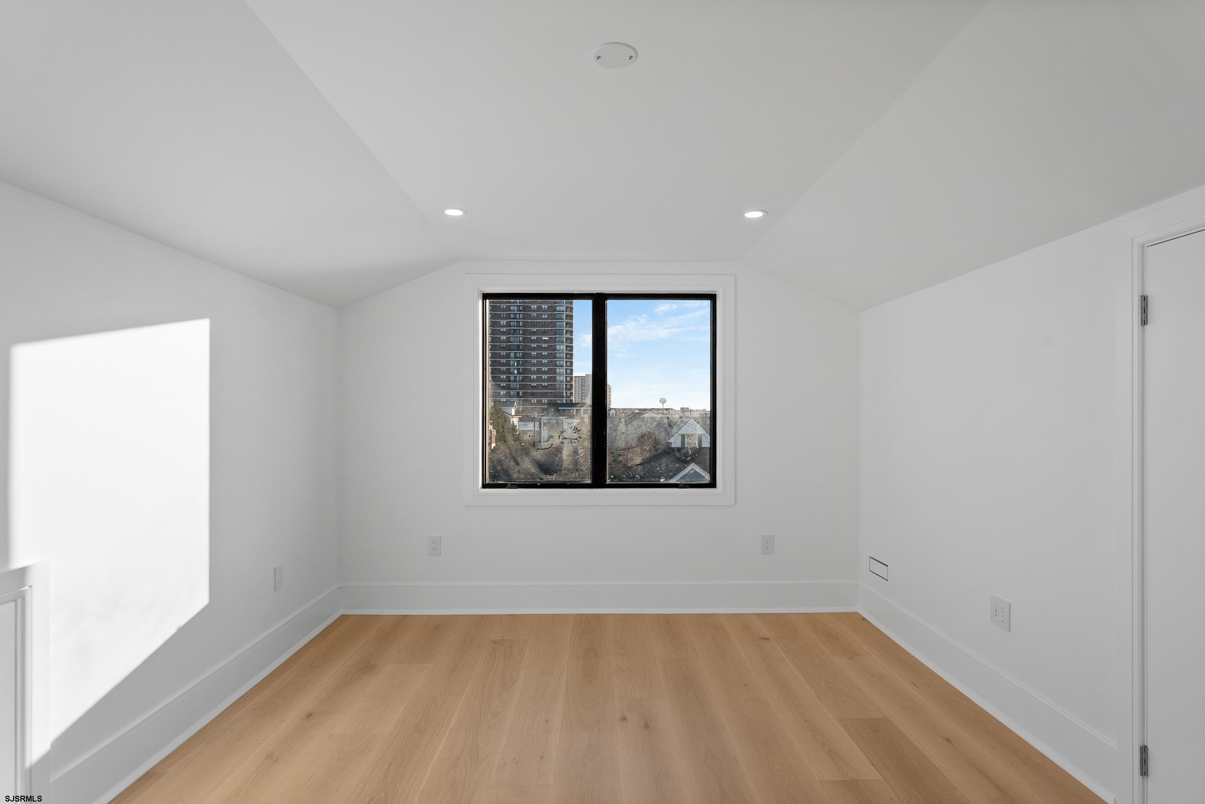 104 S Thurlow Ave