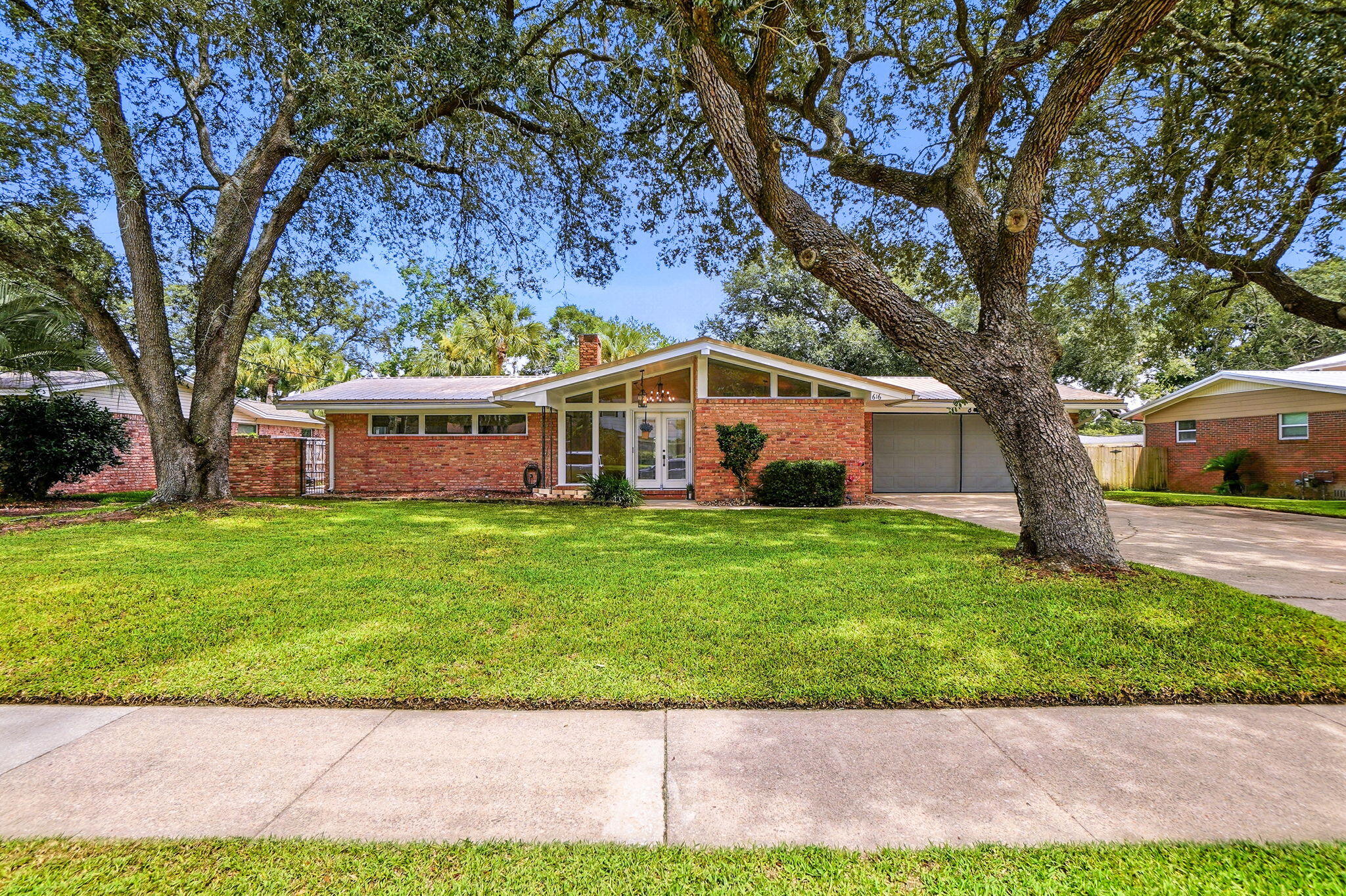 616 NE Fairway Avenue