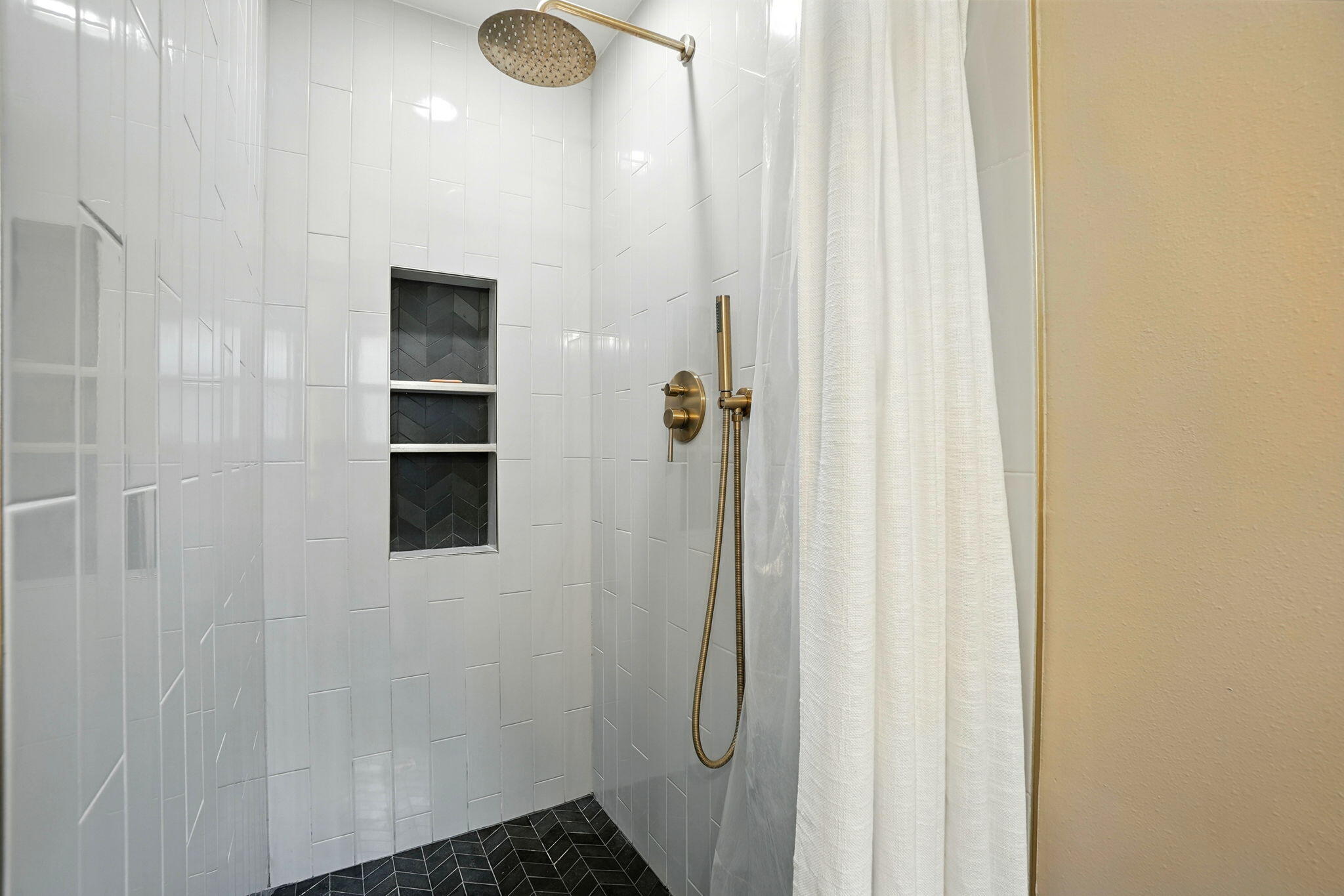 616 NE Fairway Avenue