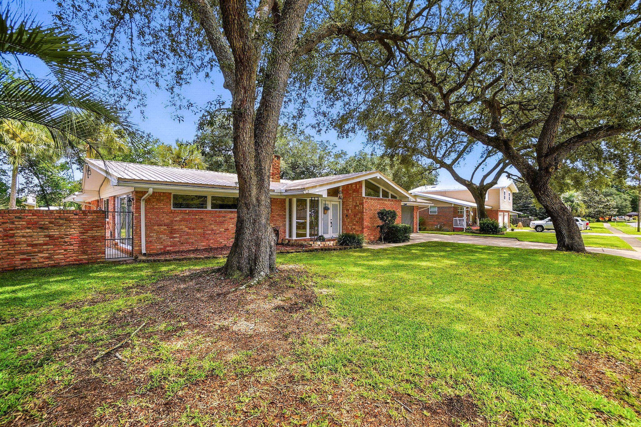 616 NE Fairway Avenue