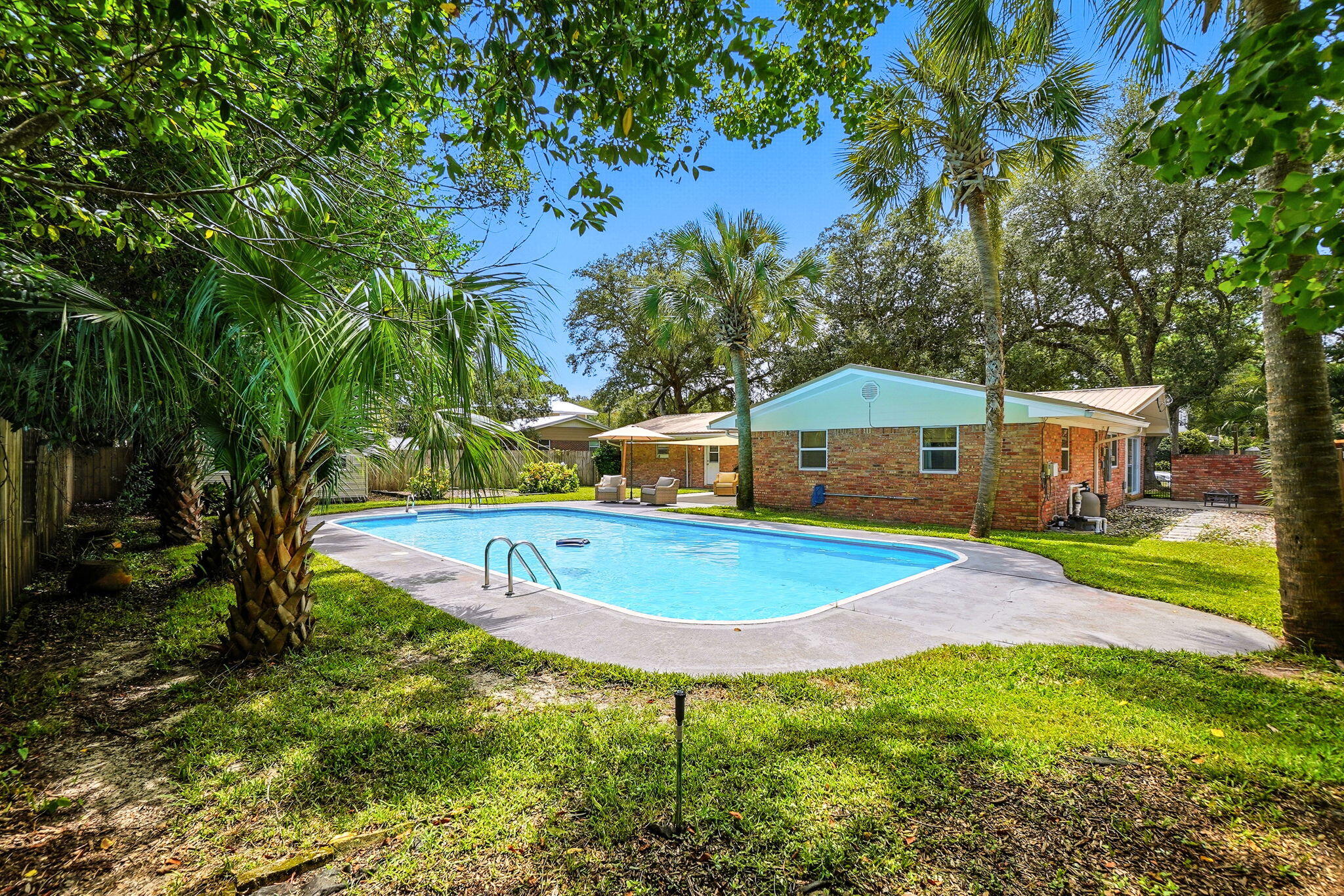 616 NE Fairway Avenue