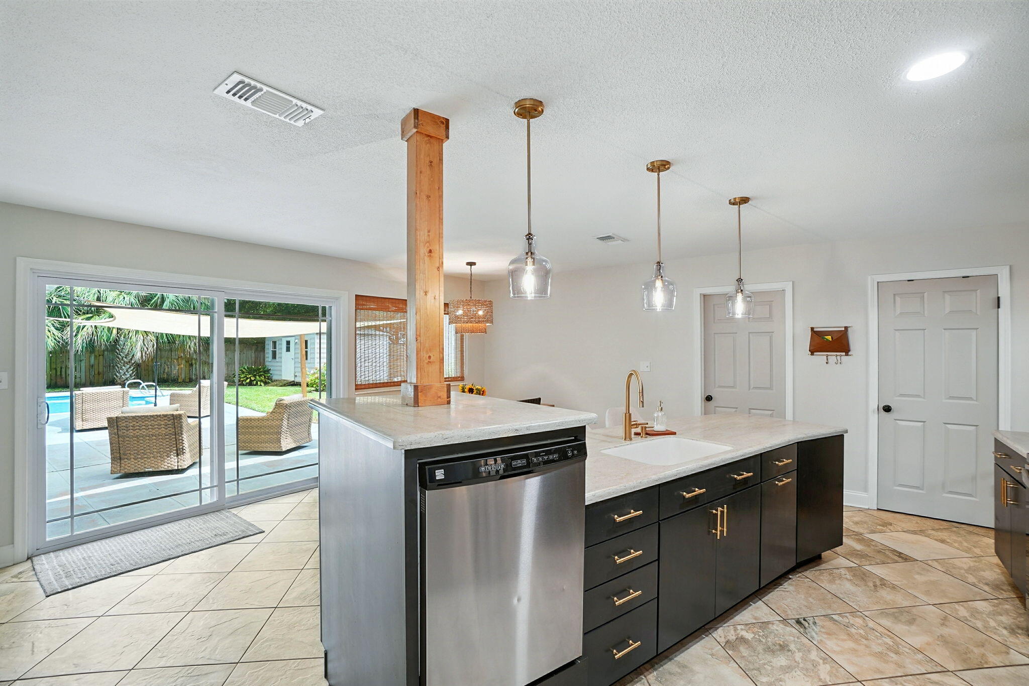 616 NE Fairway Avenue