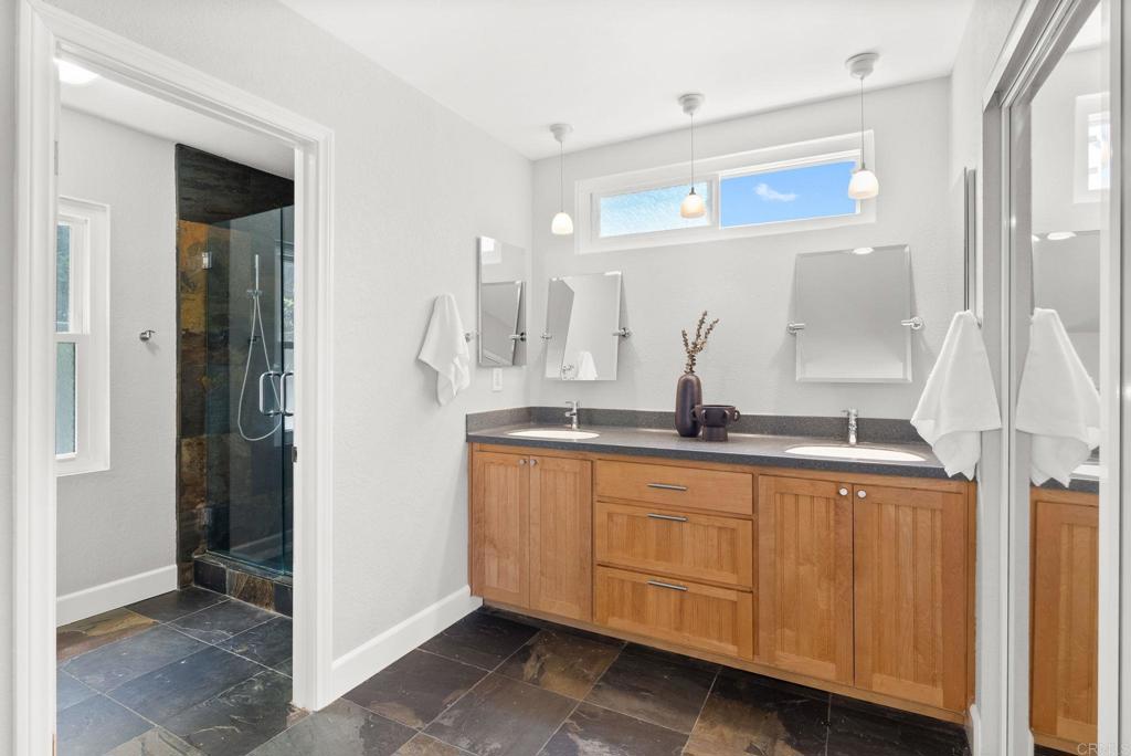 2735 Bay Canyon