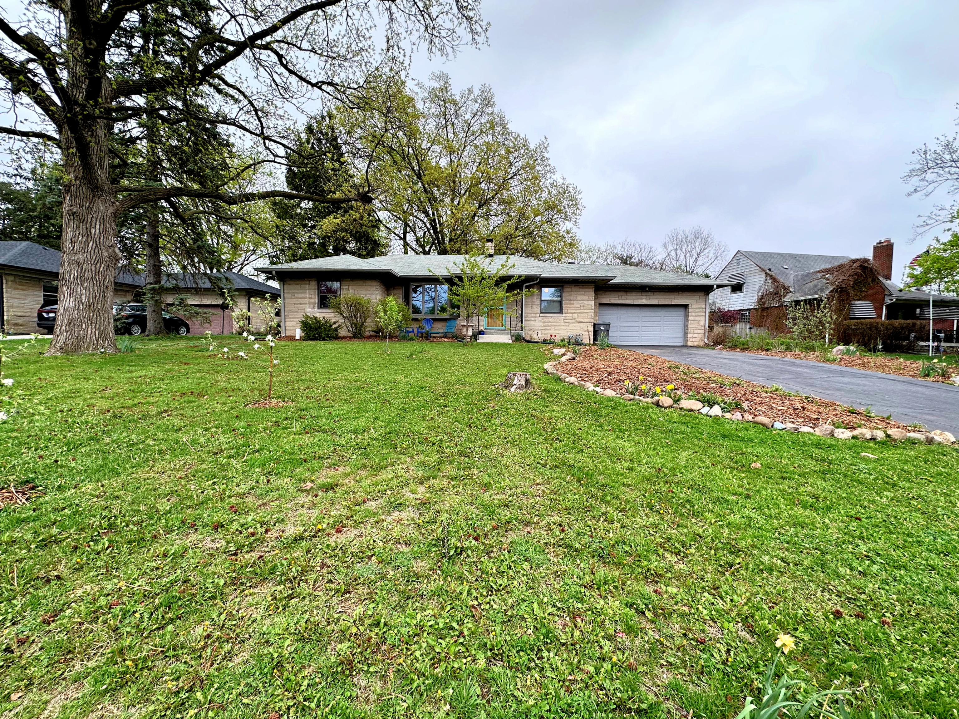 1041 N Bolton