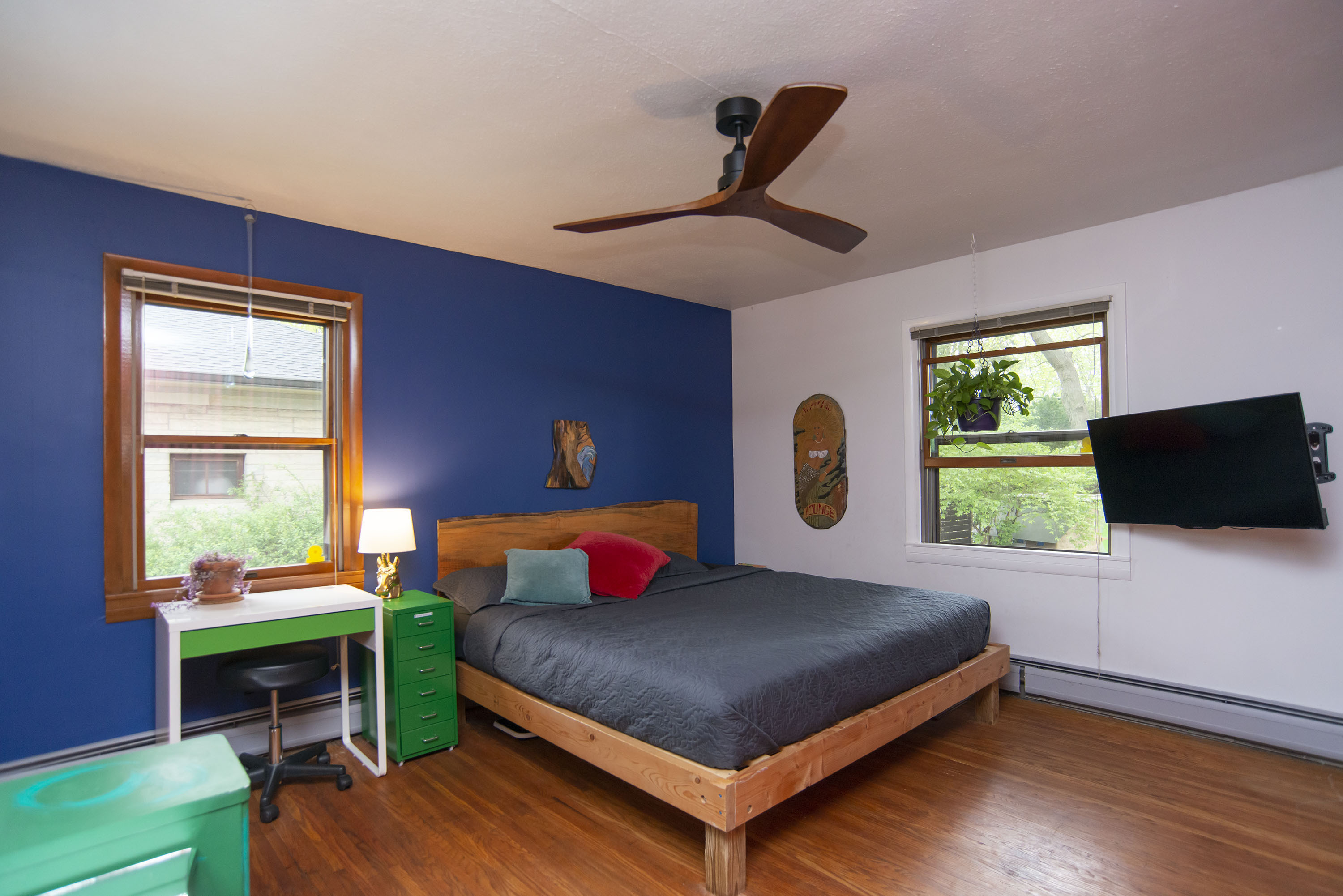 1041 N Bolton