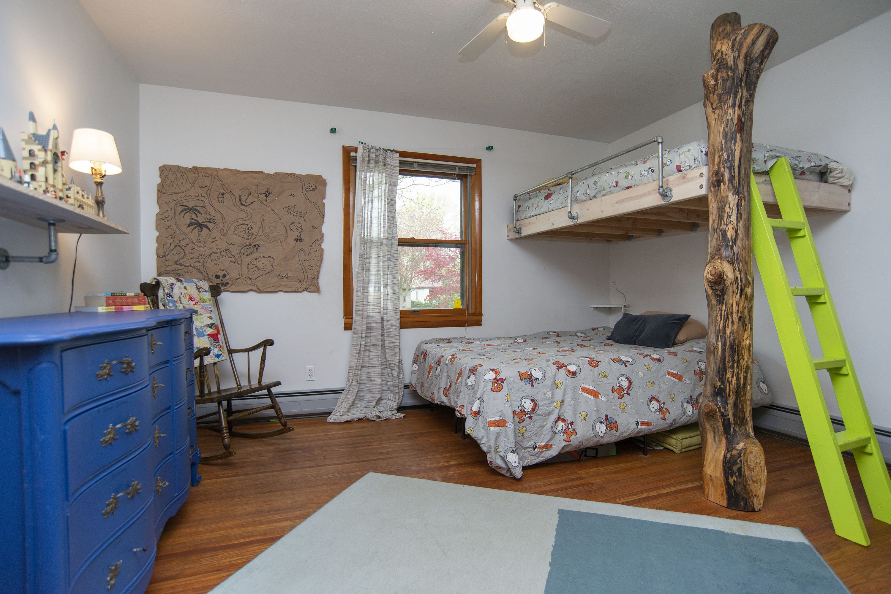 1041 N Bolton