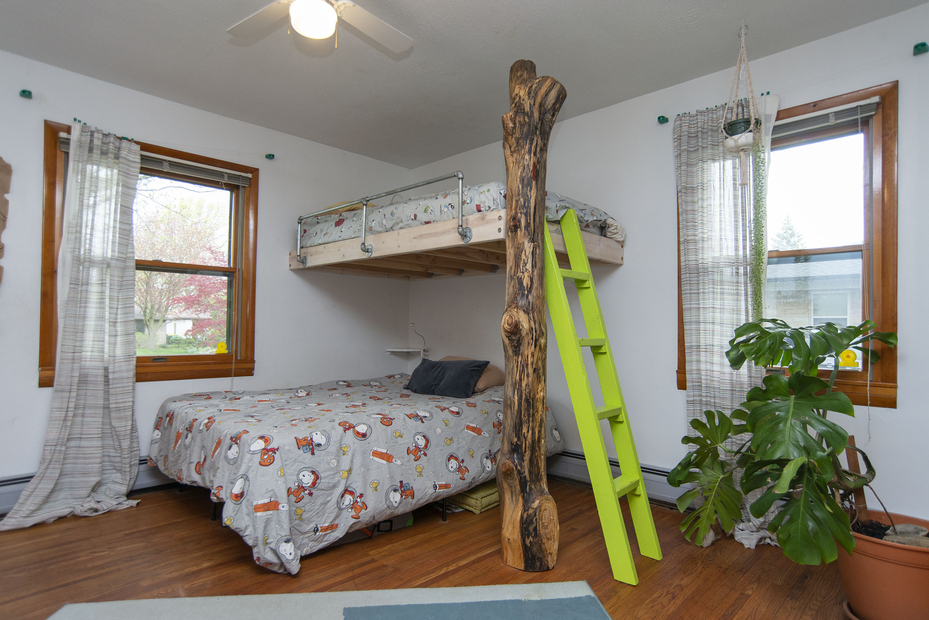 1041 N Bolton