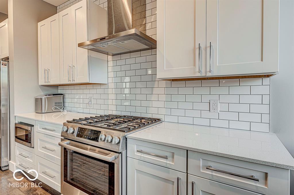 319 E 16th Street E Unit: 201
