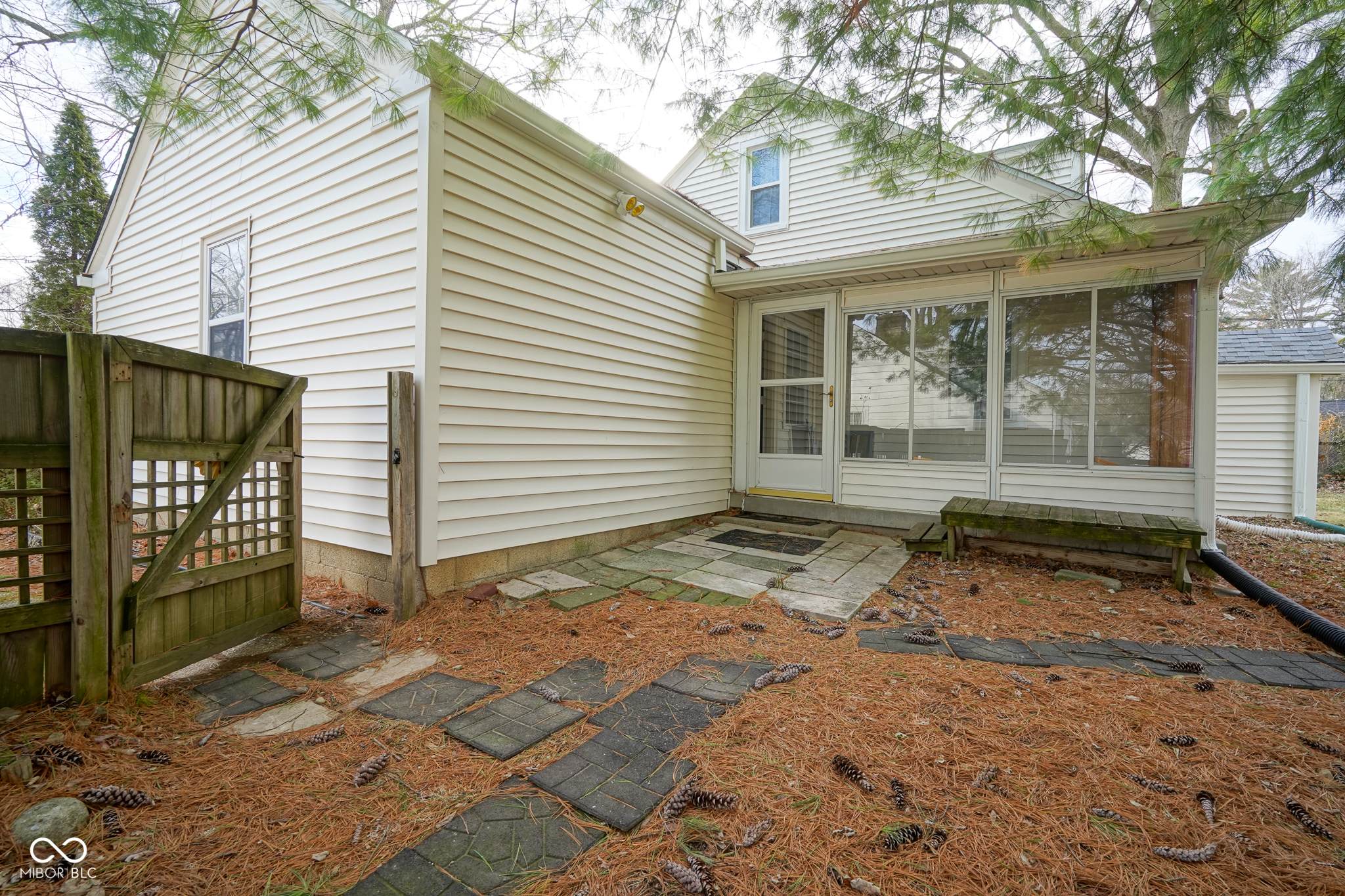 5826 N Oxford Street