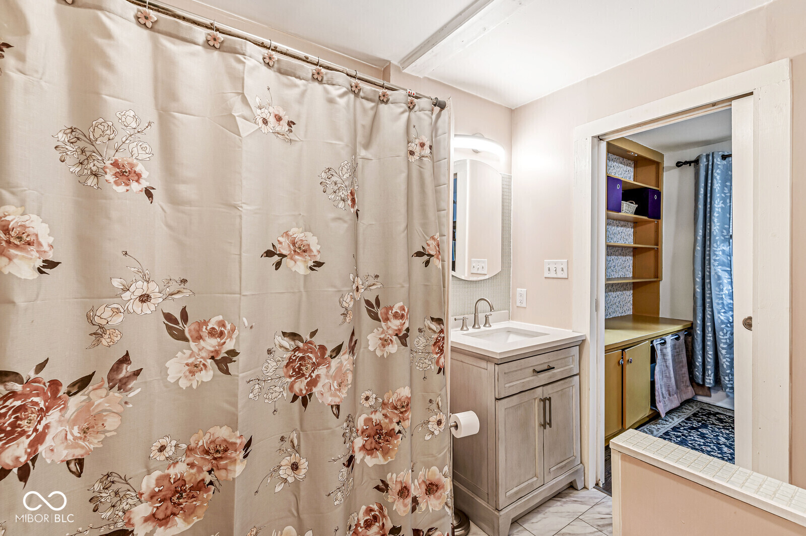 950 N Hawthorne Lane