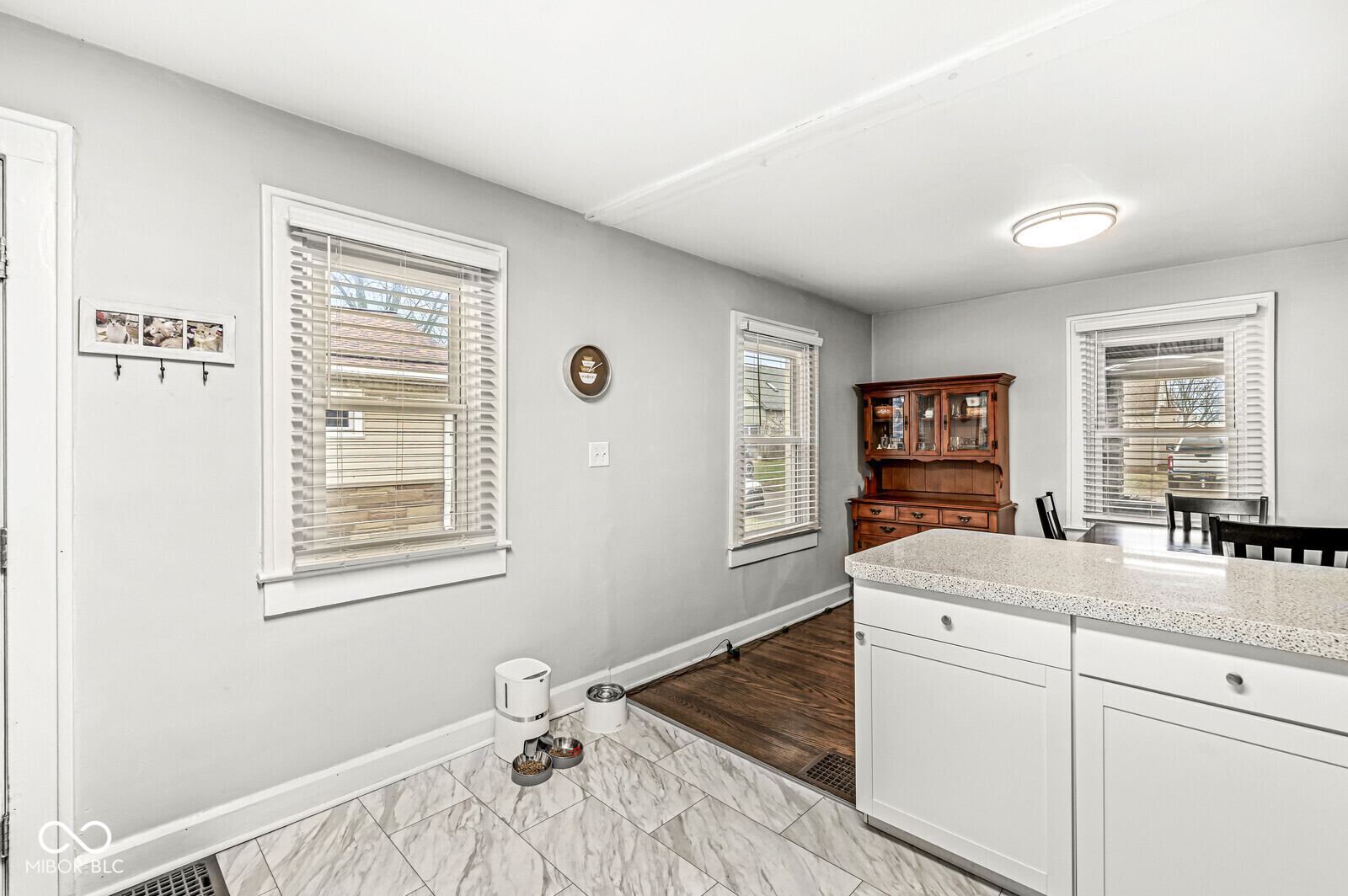 950 N Hawthorne Lane