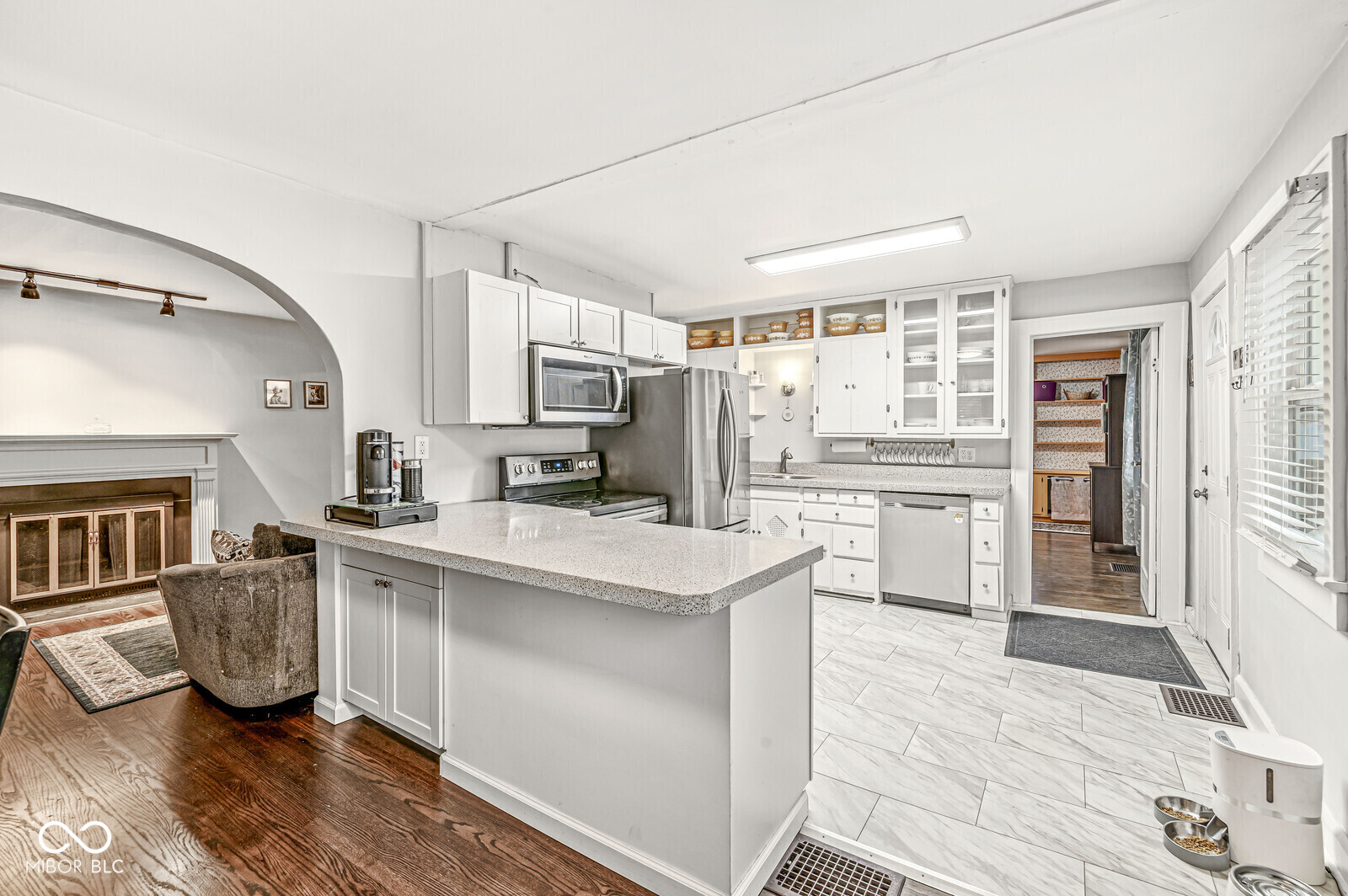 950 N Hawthorne Lane