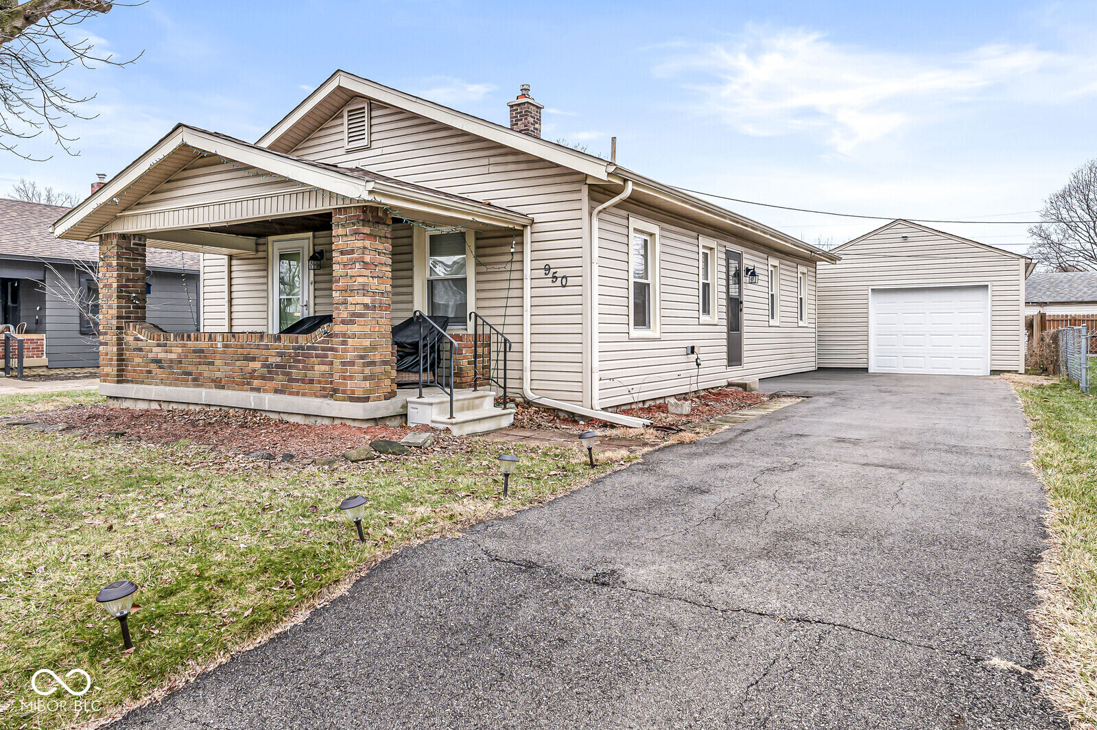 950 N Hawthorne Lane