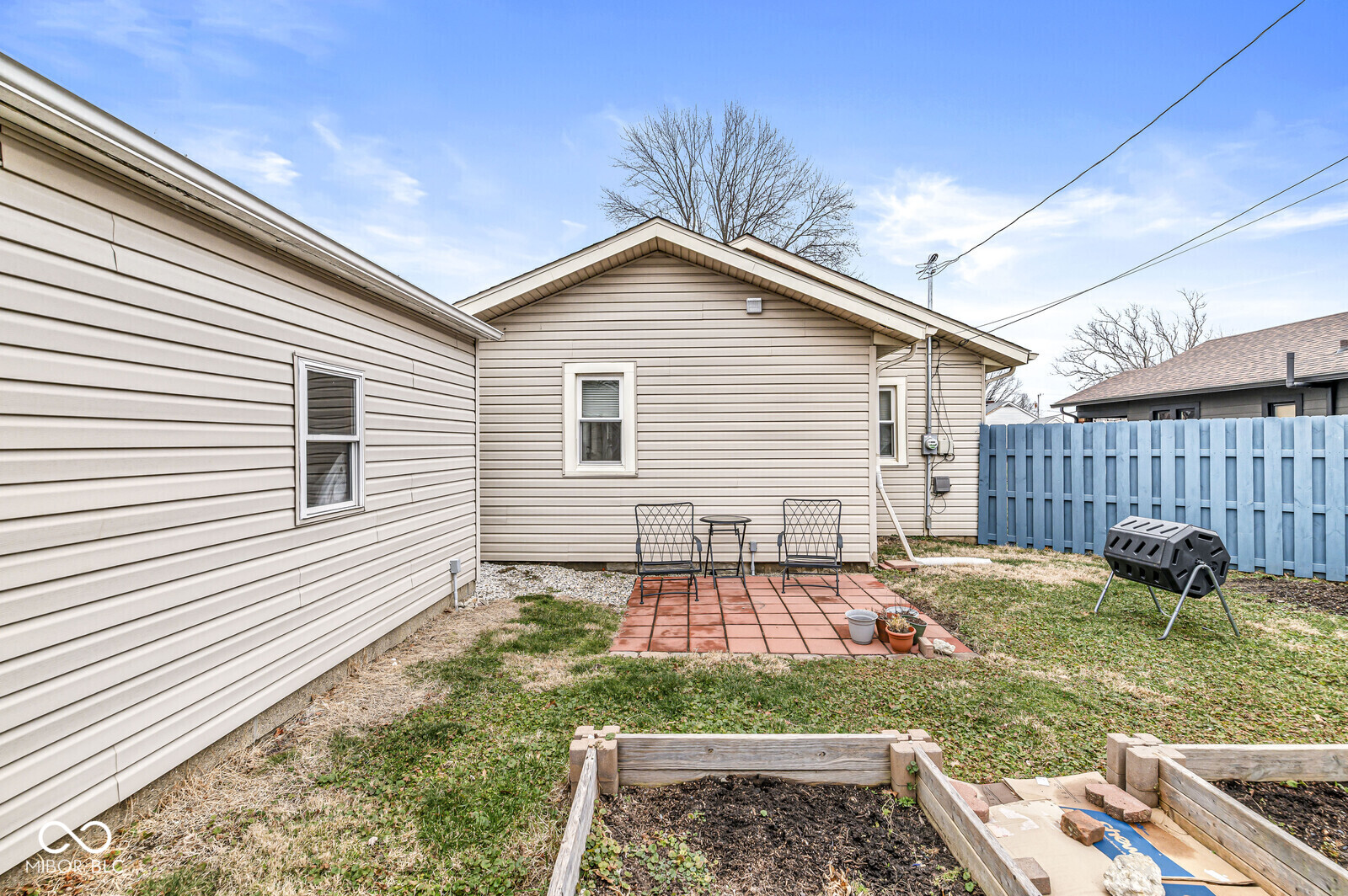 950 N Hawthorne Lane