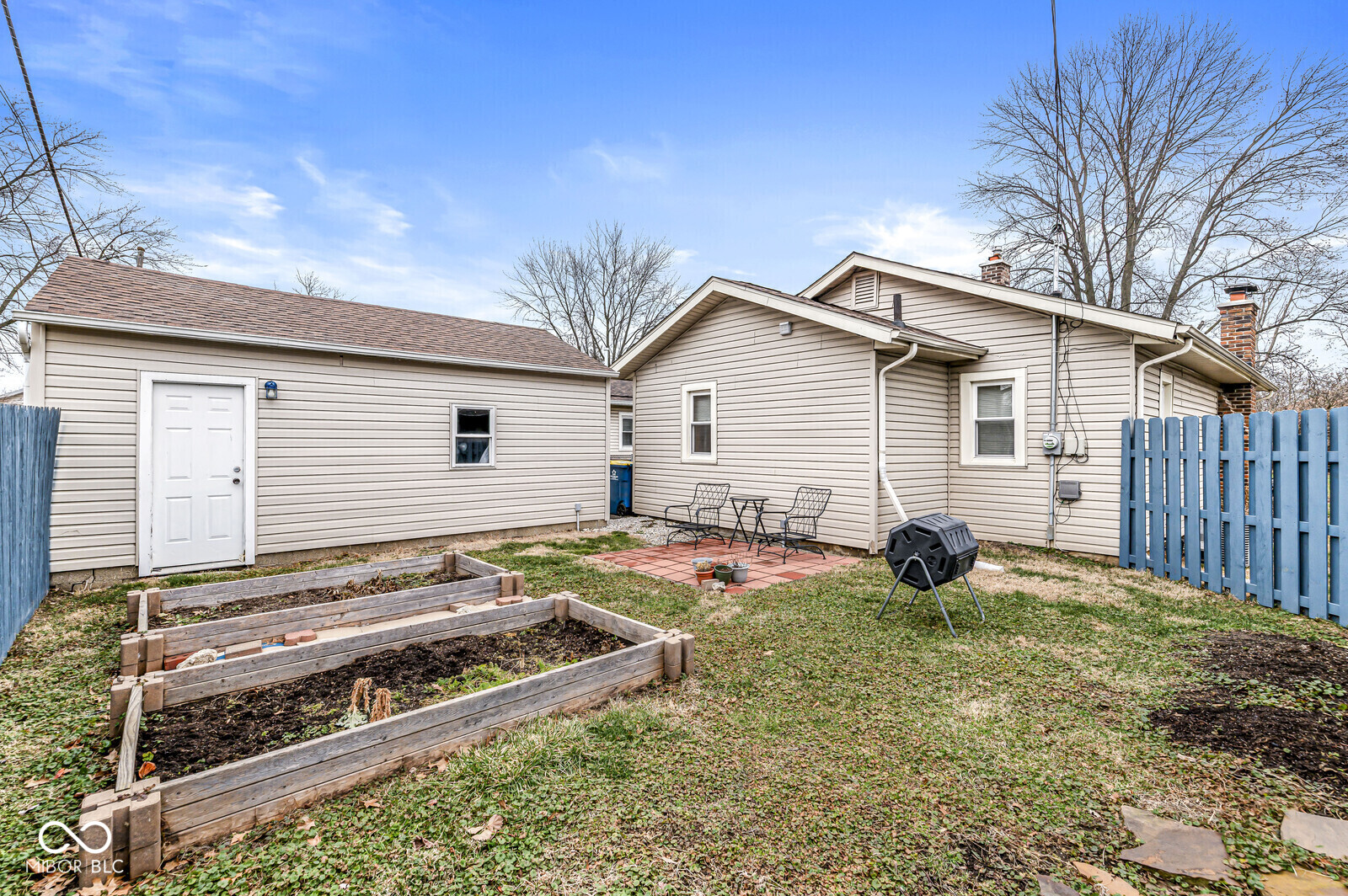 950 N Hawthorne Lane