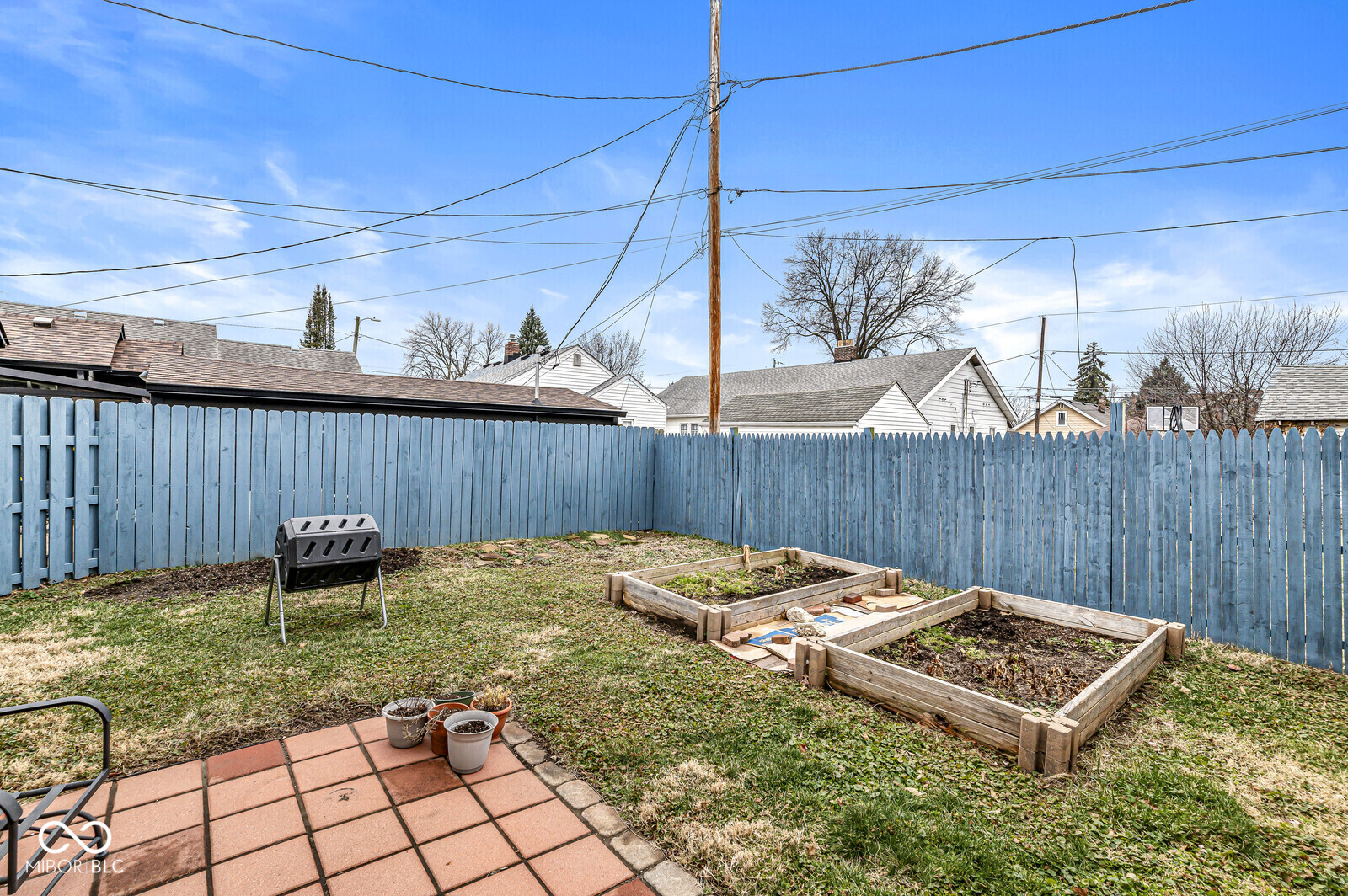 950 N Hawthorne Lane