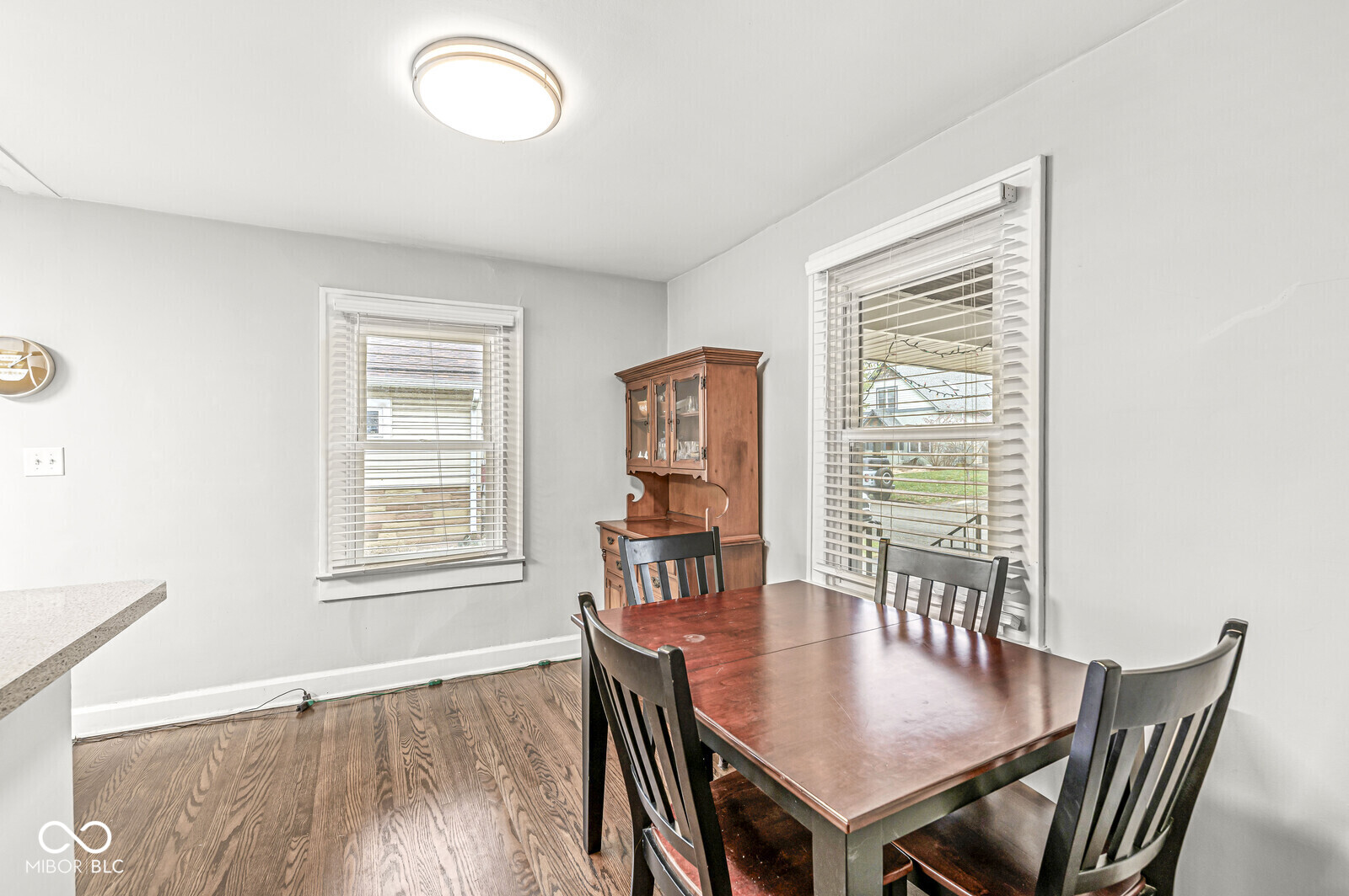 950 N Hawthorne Lane