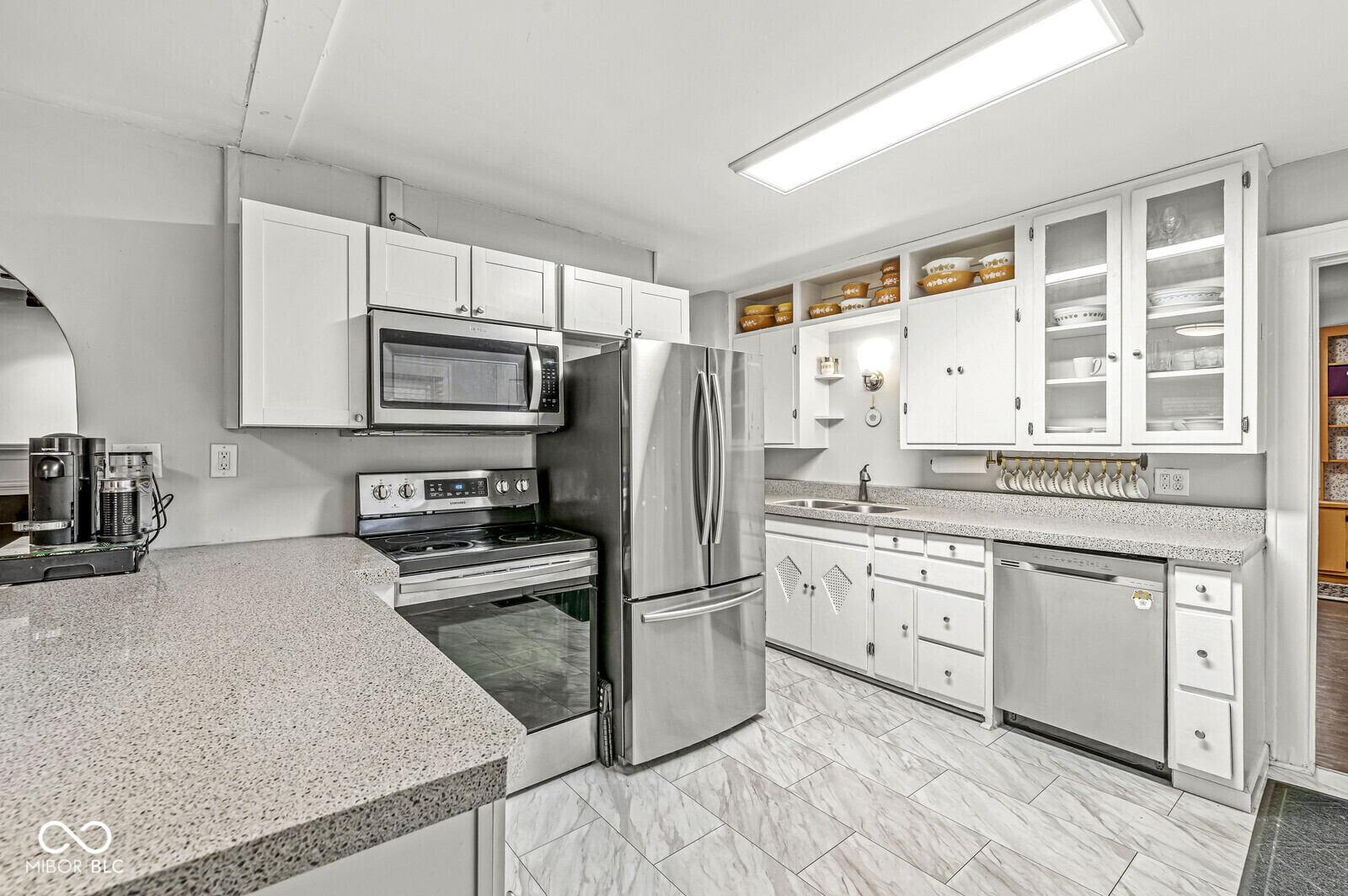 950 N Hawthorne Lane