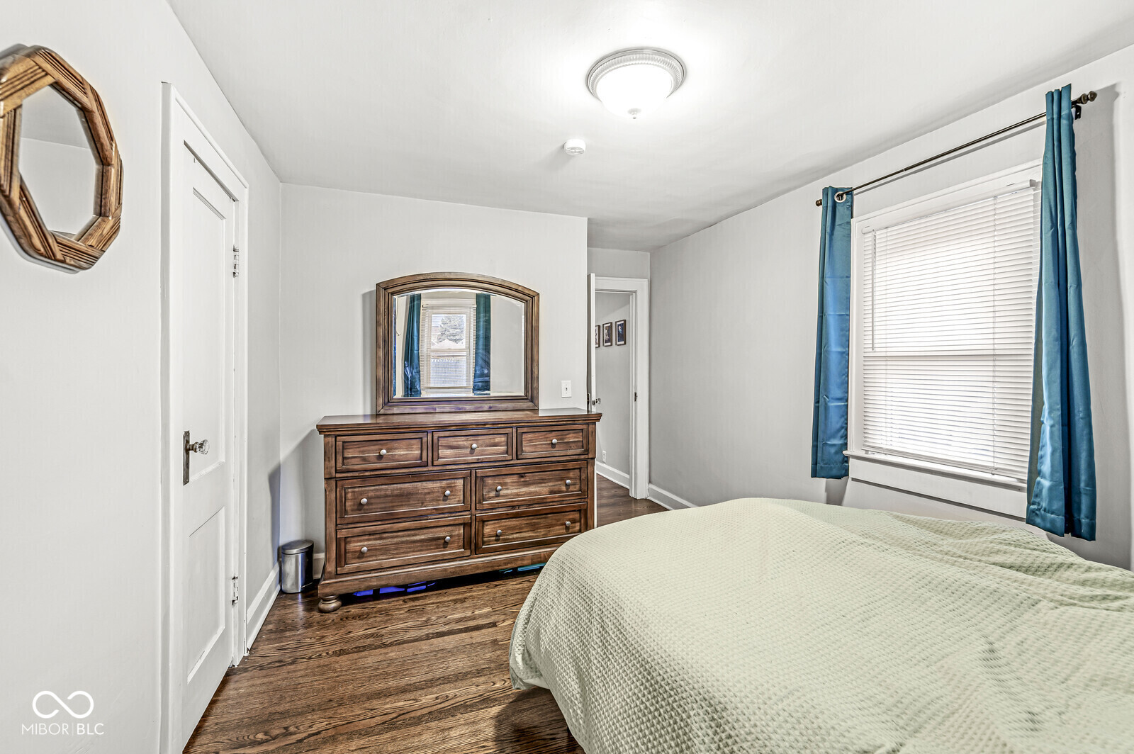 950 N Hawthorne Lane