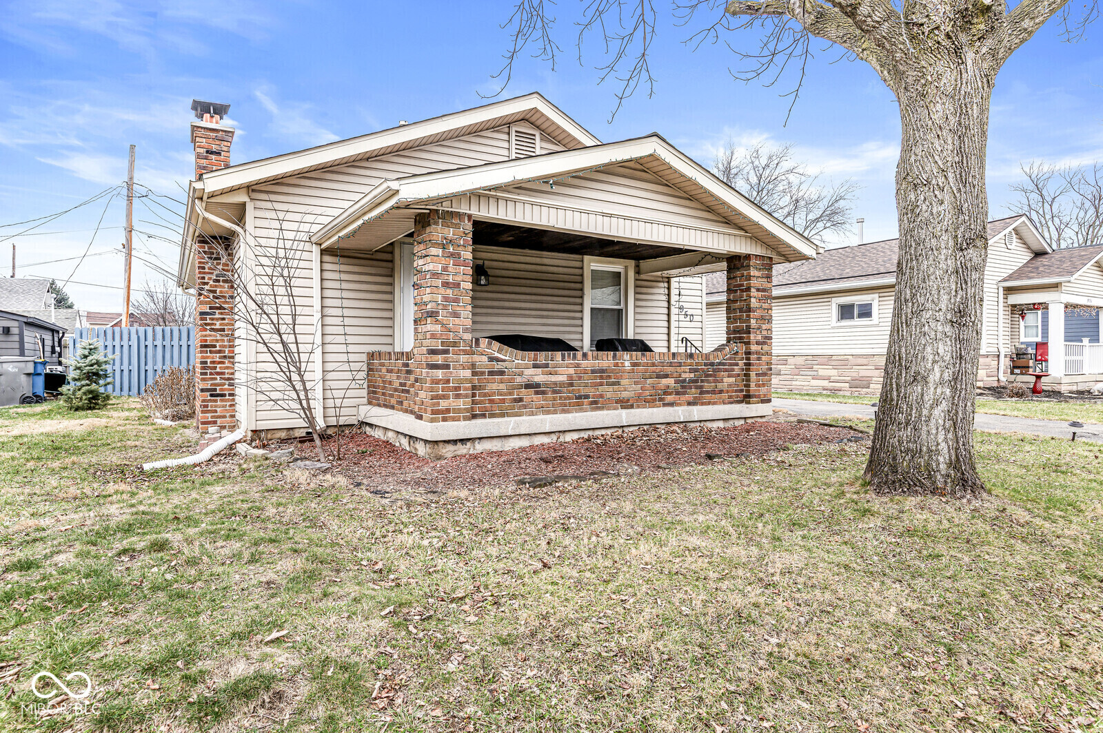 950 N Hawthorne Lane