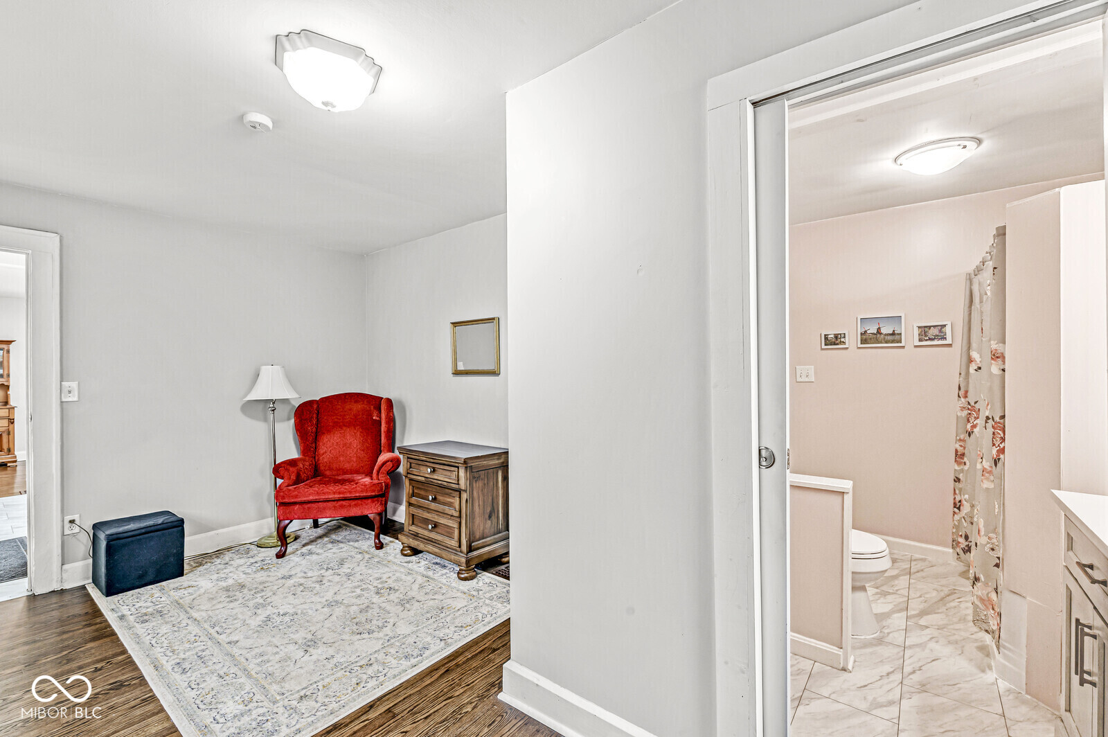 950 N Hawthorne Lane