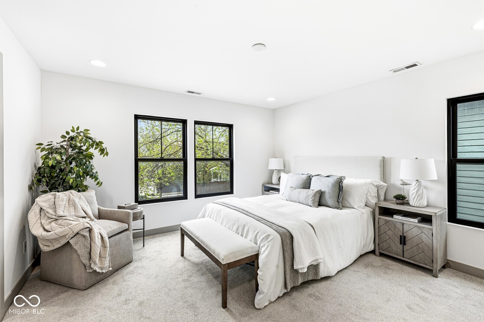 1214 E New York Street