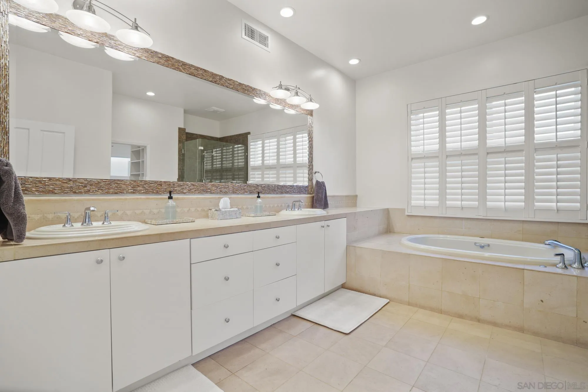 13601 Nogales Drive