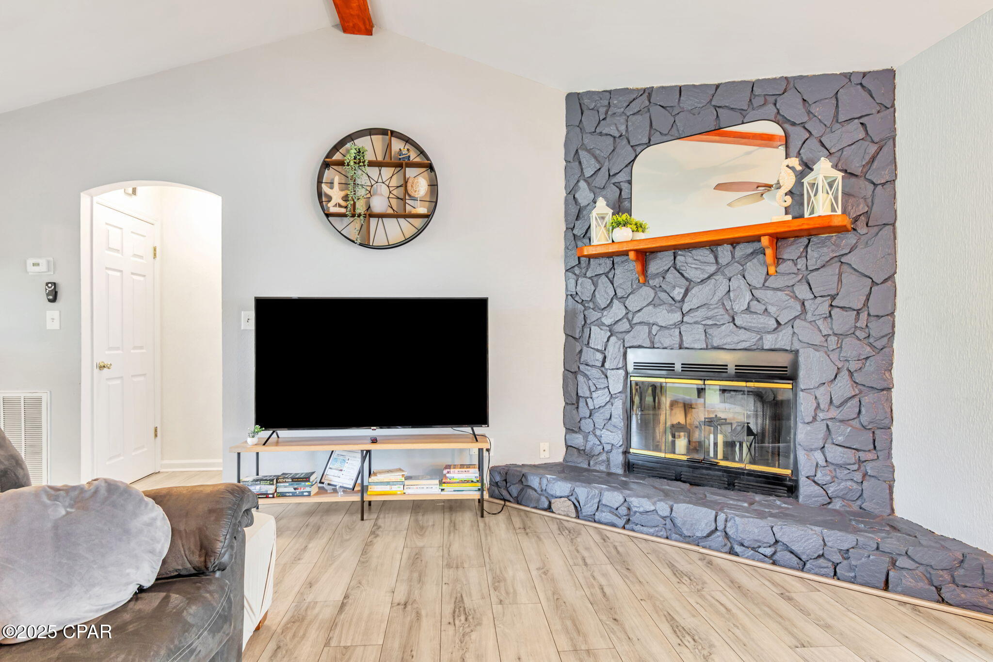 118 Lakeside Circle