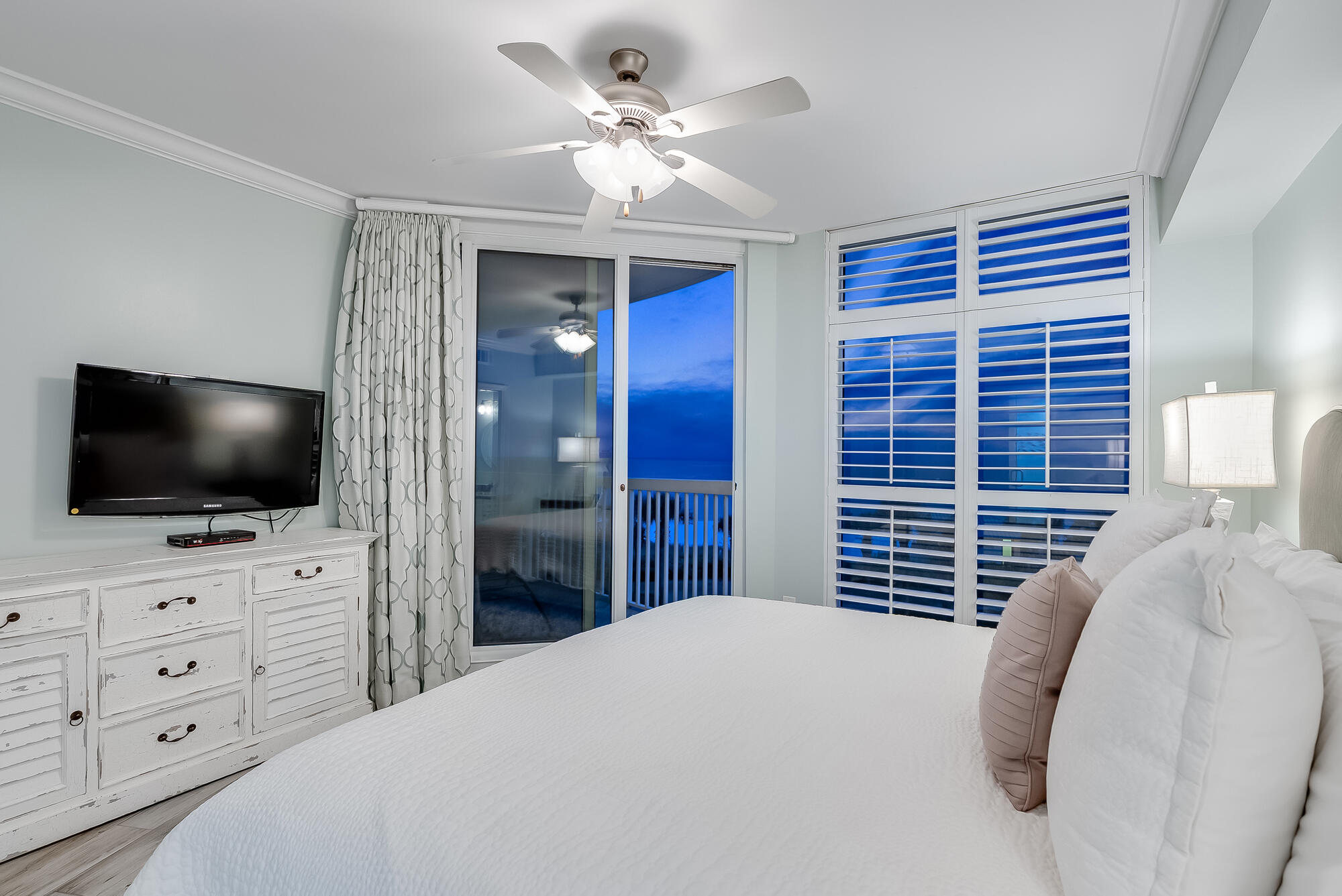 15200 Emerald Coast Parkway, 407
