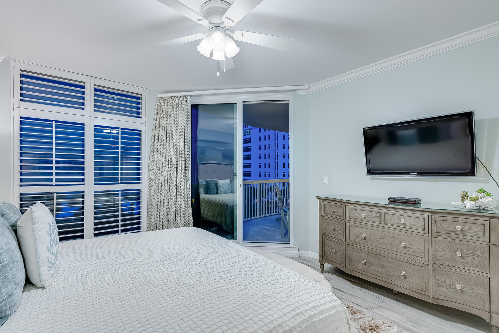15200 Emerald Coast Parkway, 407