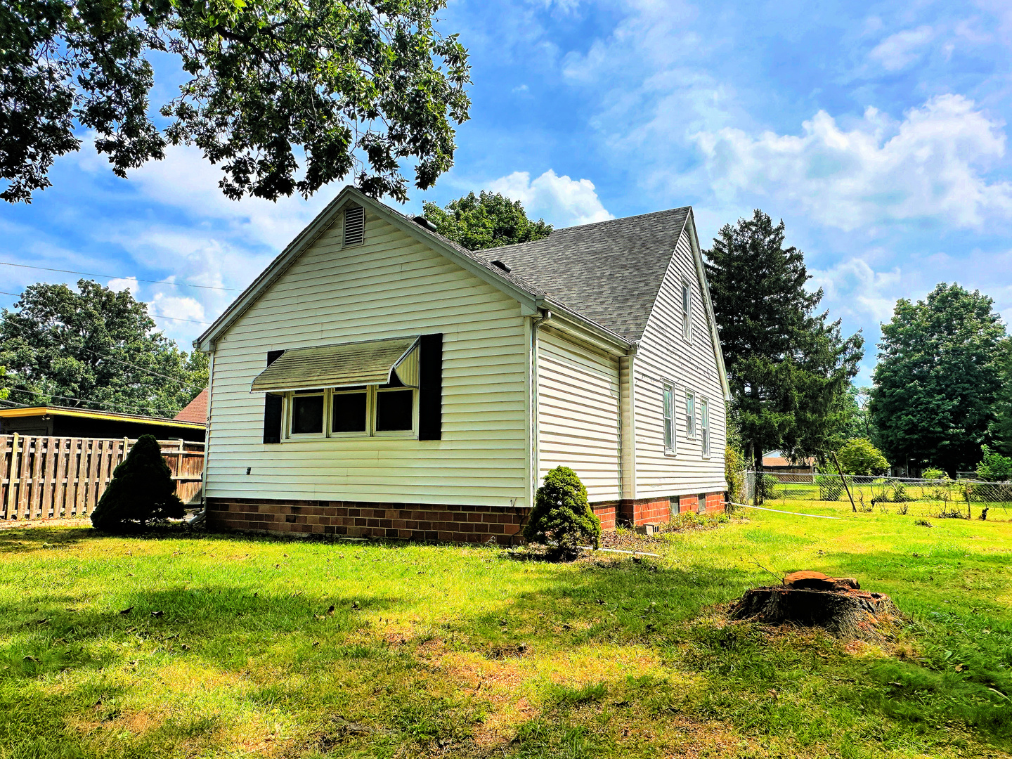 907 Lowden Road