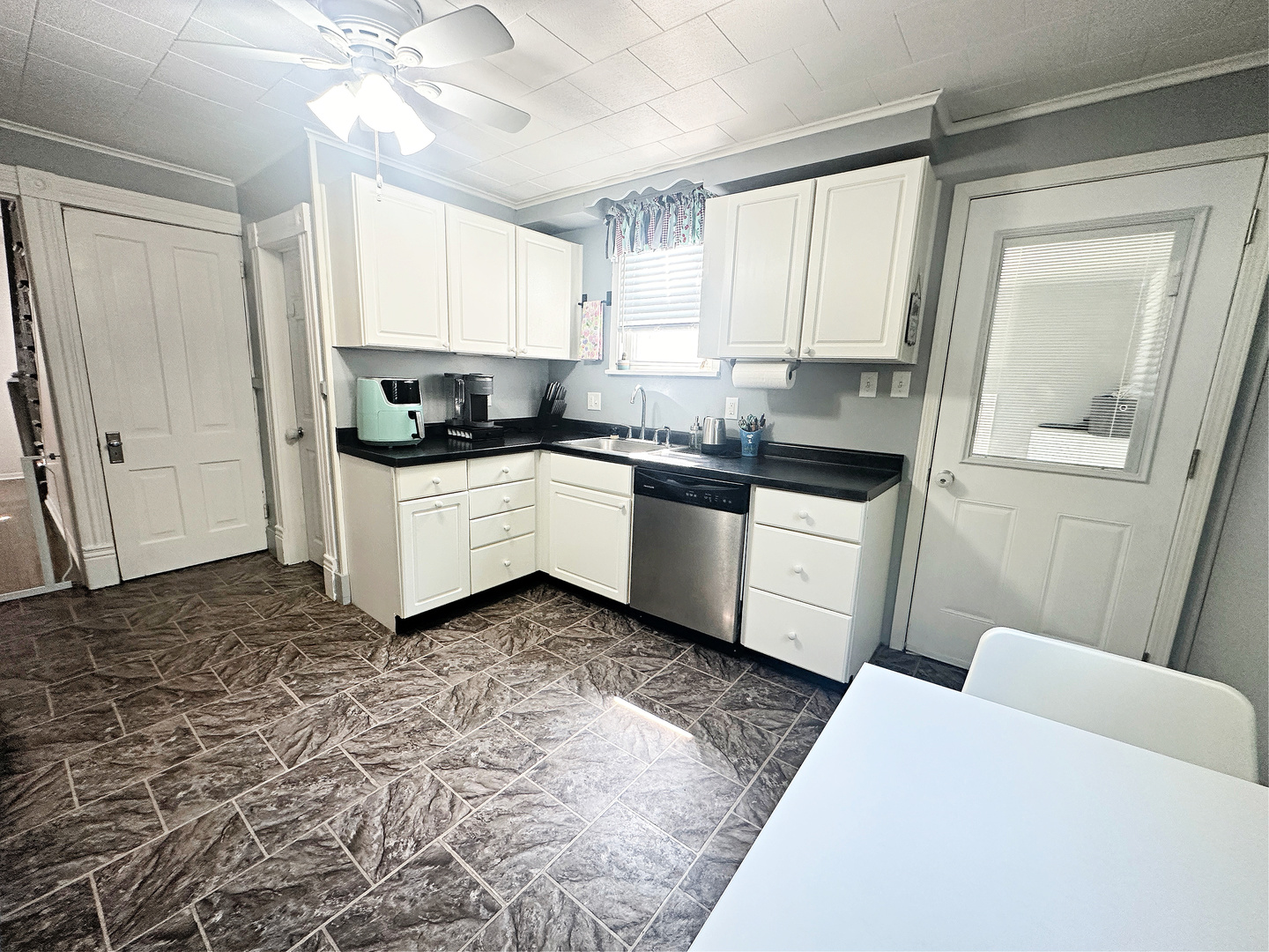 213 W 6th Street