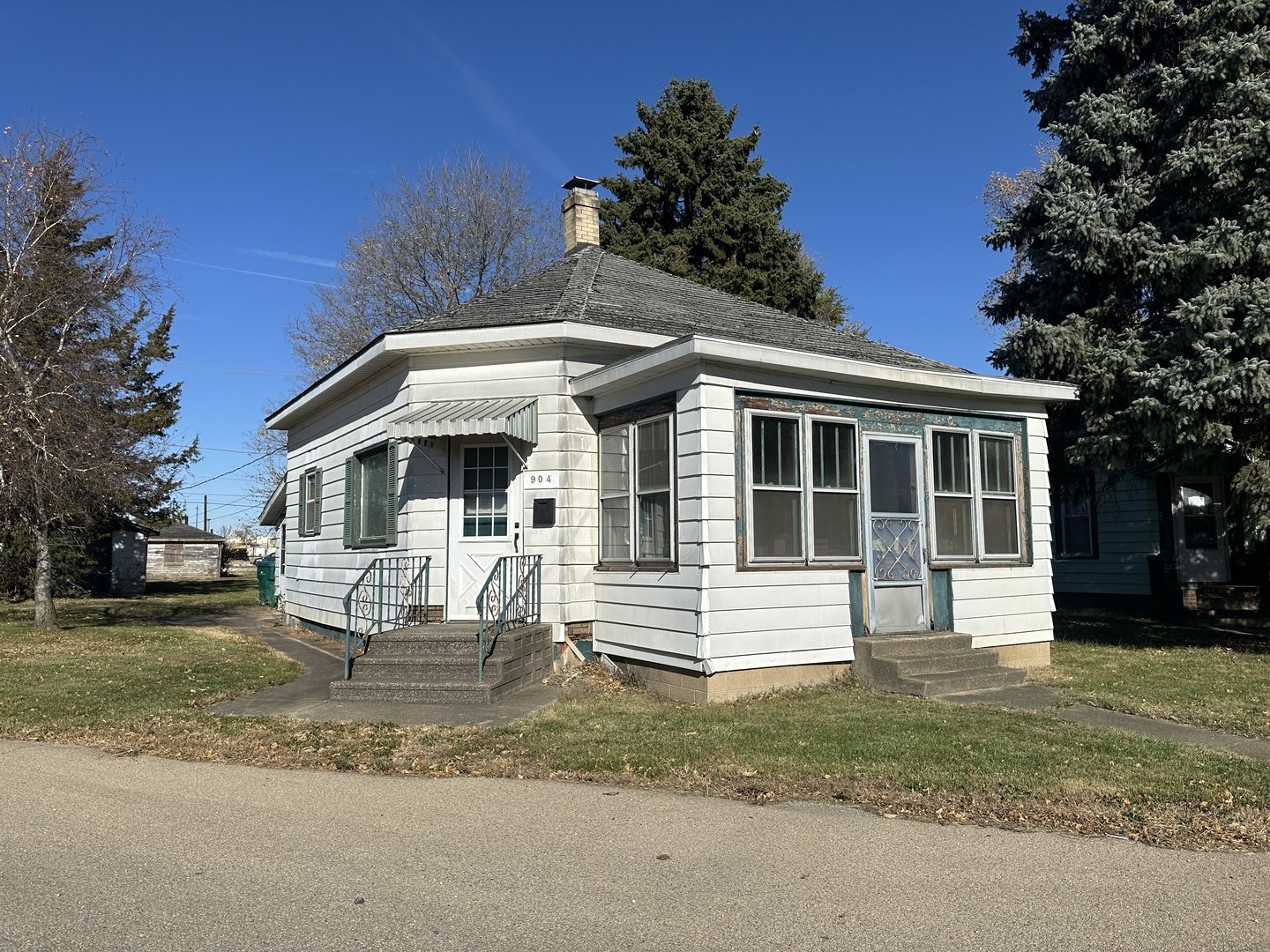 904 E Bridge Street