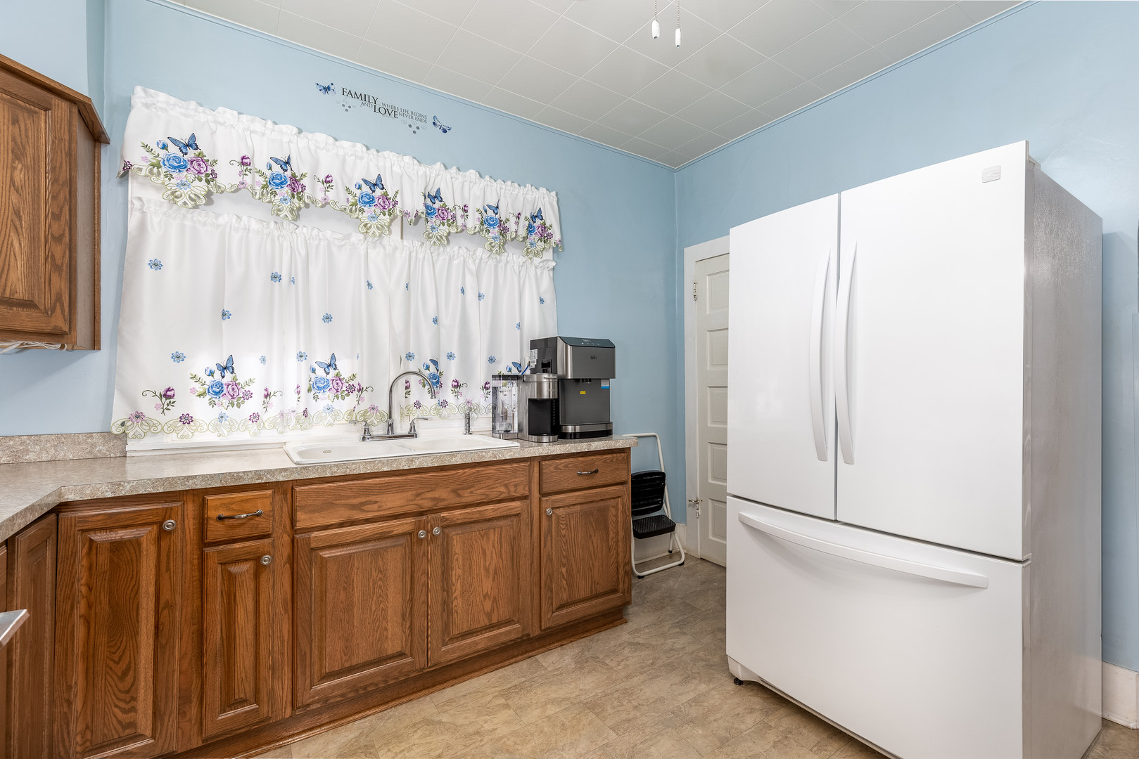 216 W 10th Street