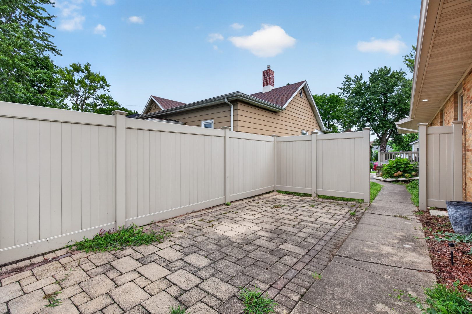 206 W LaRue Street