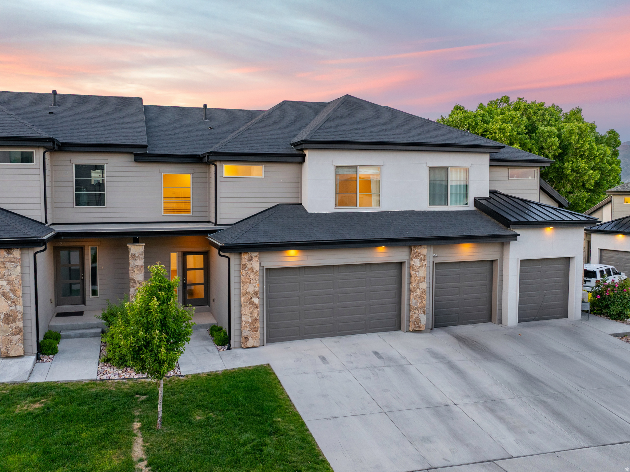 128 W AUTUMN LN