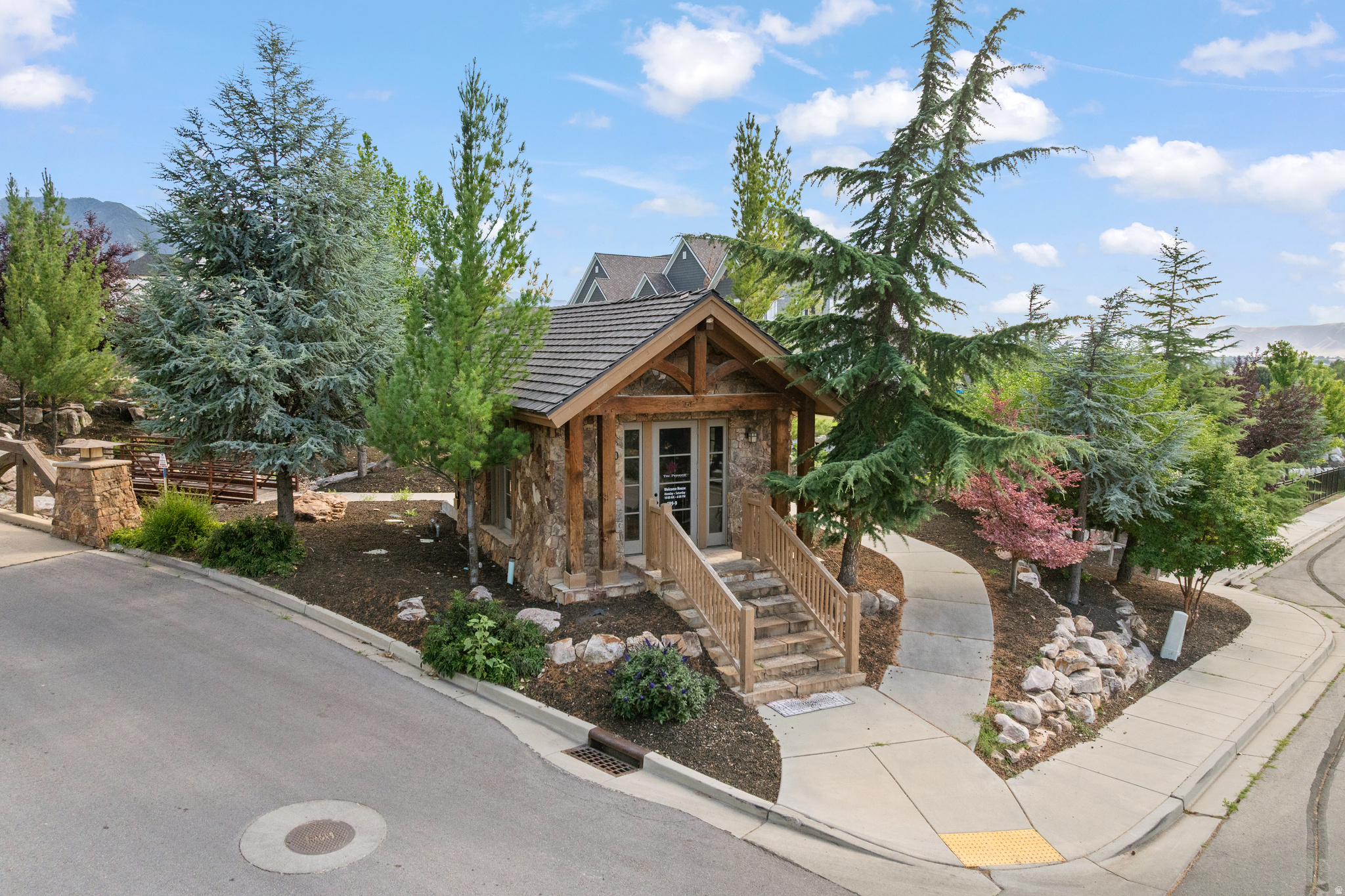 1326 E LITTLE CT