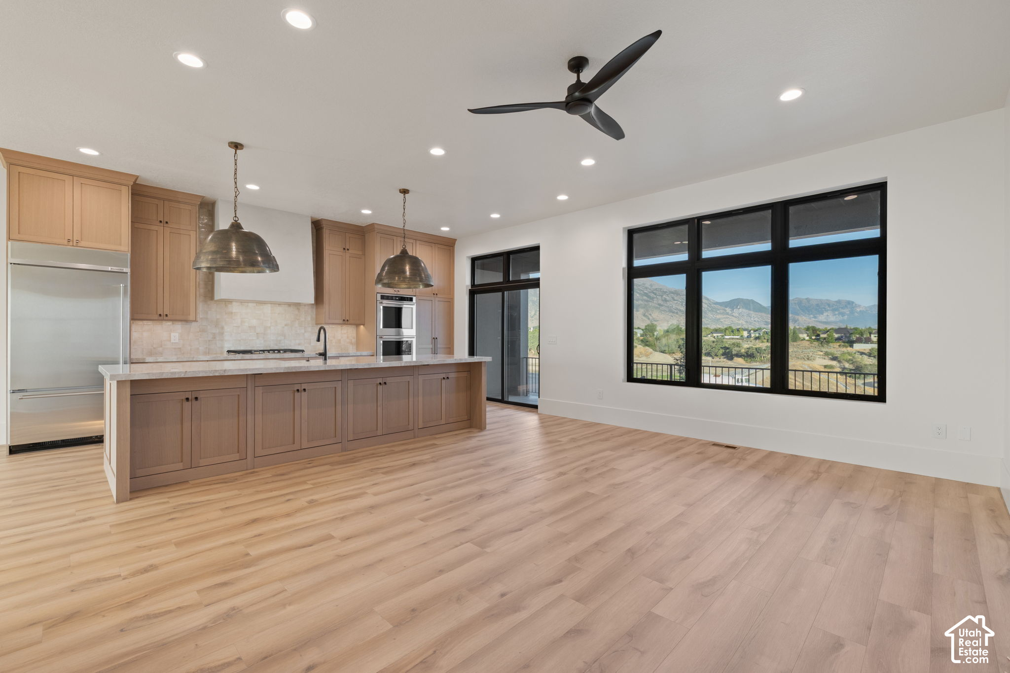 1642 E CENTER POINTE DR