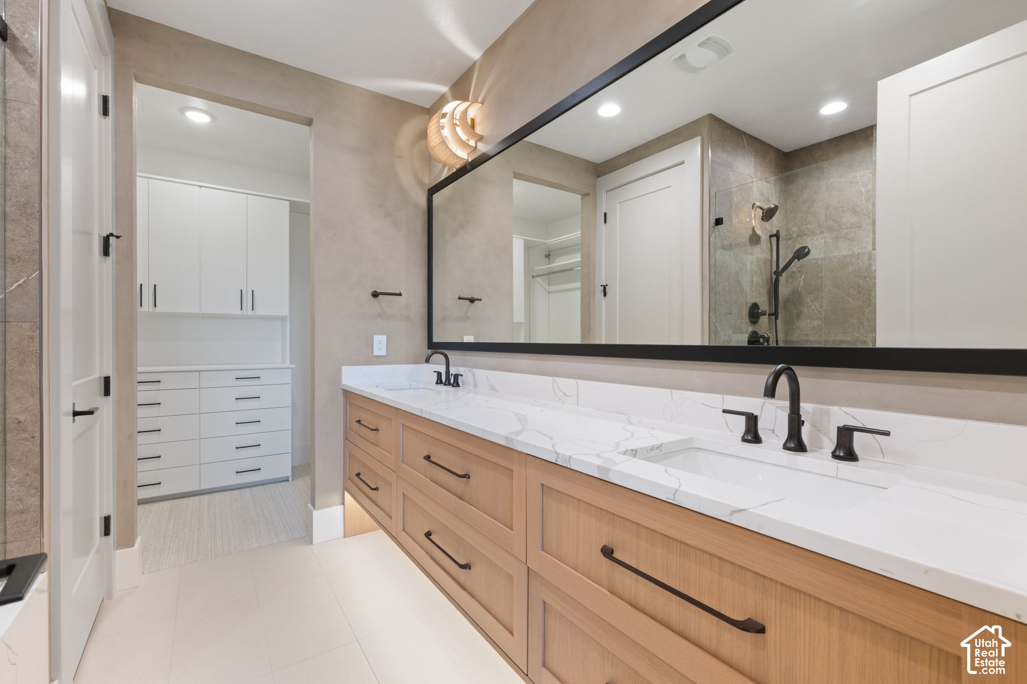 1642 E CENTER POINTE DR
