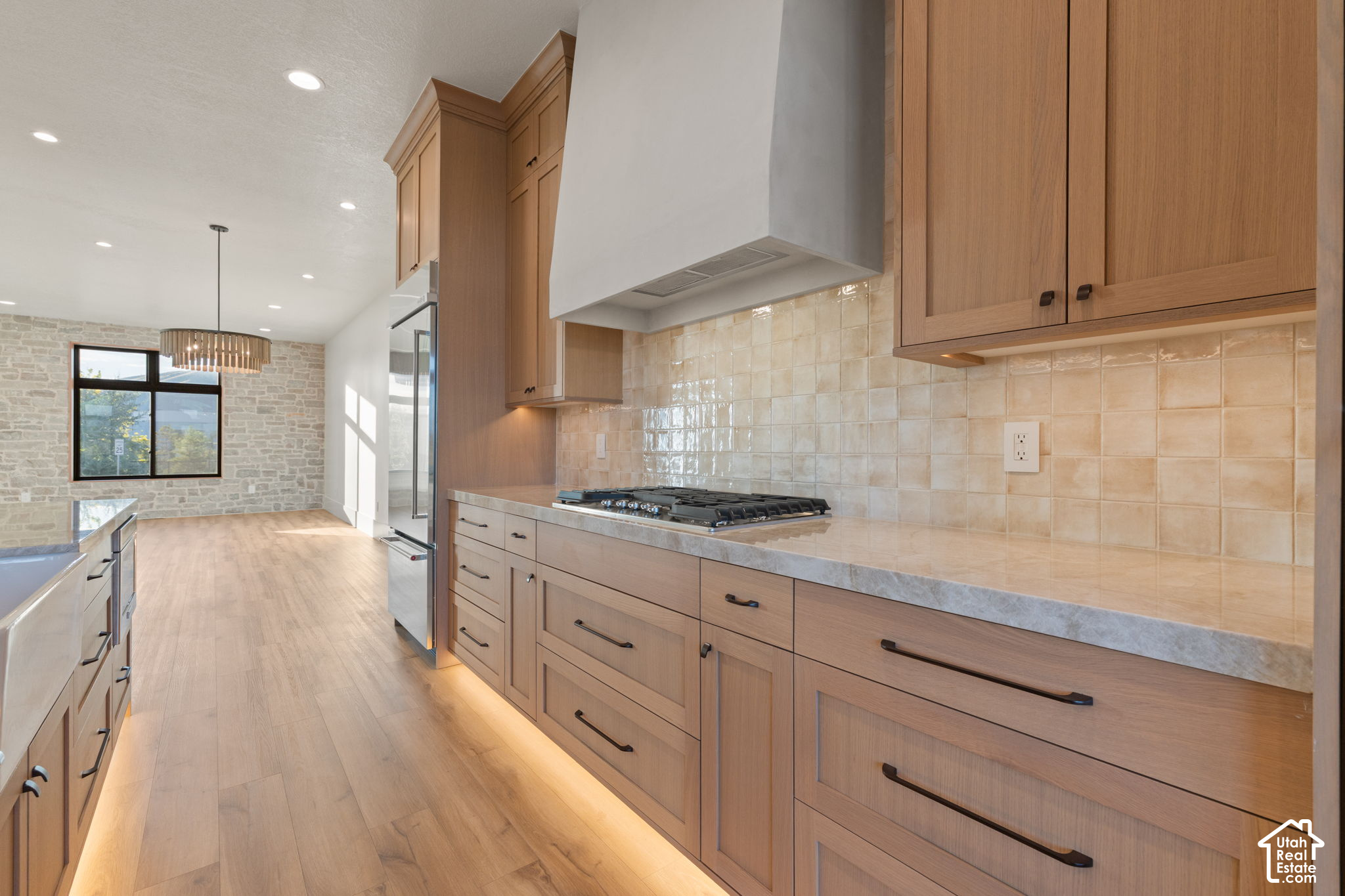 1642 E CENTER POINTE DR
