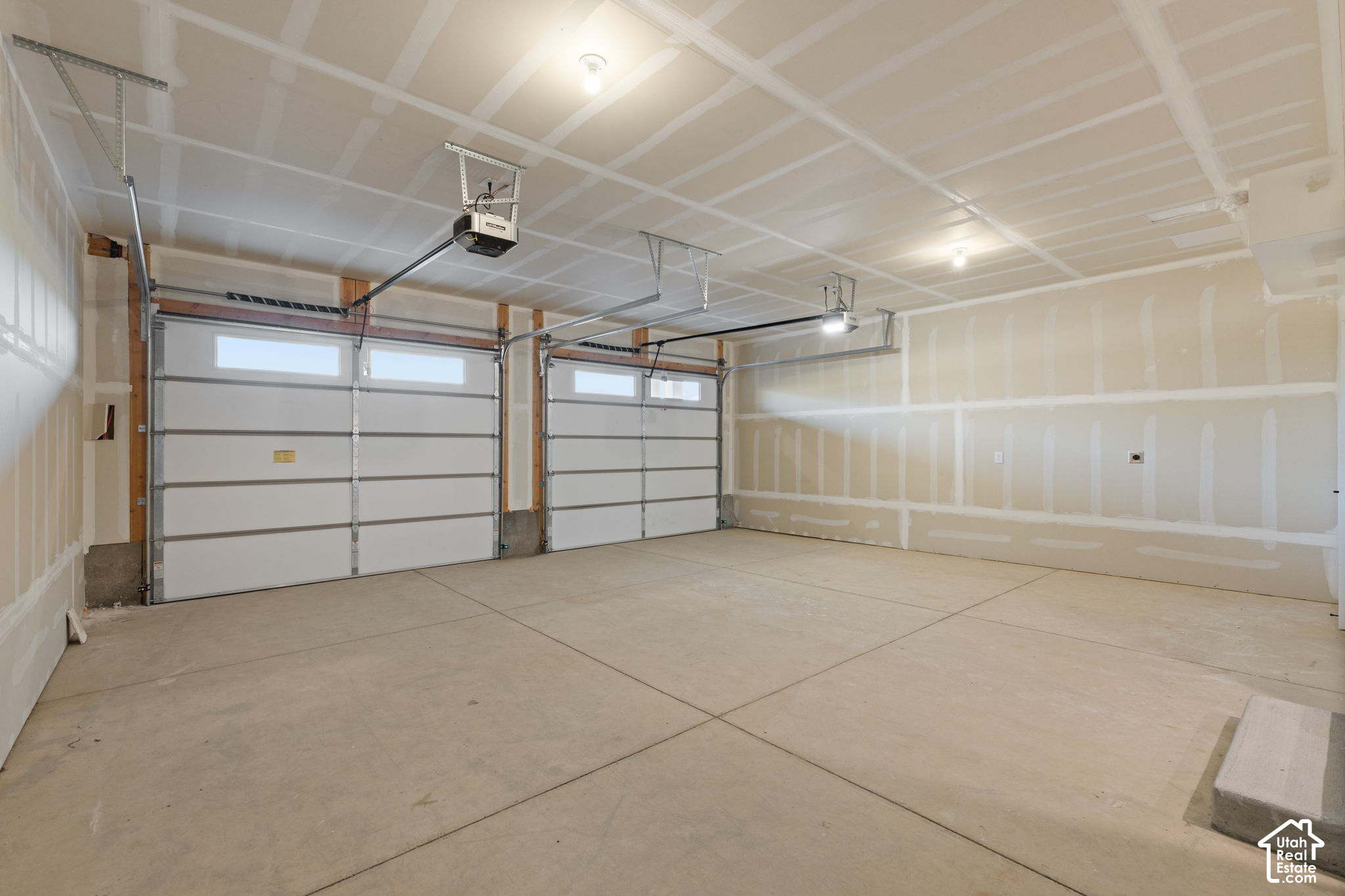 1642 E CENTER POINTE DR