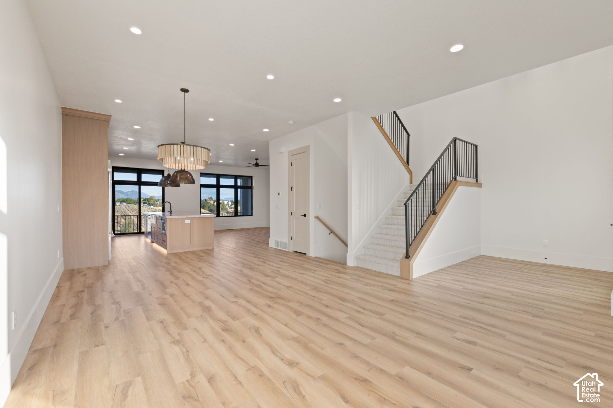 1642 E CENTER POINTE DR